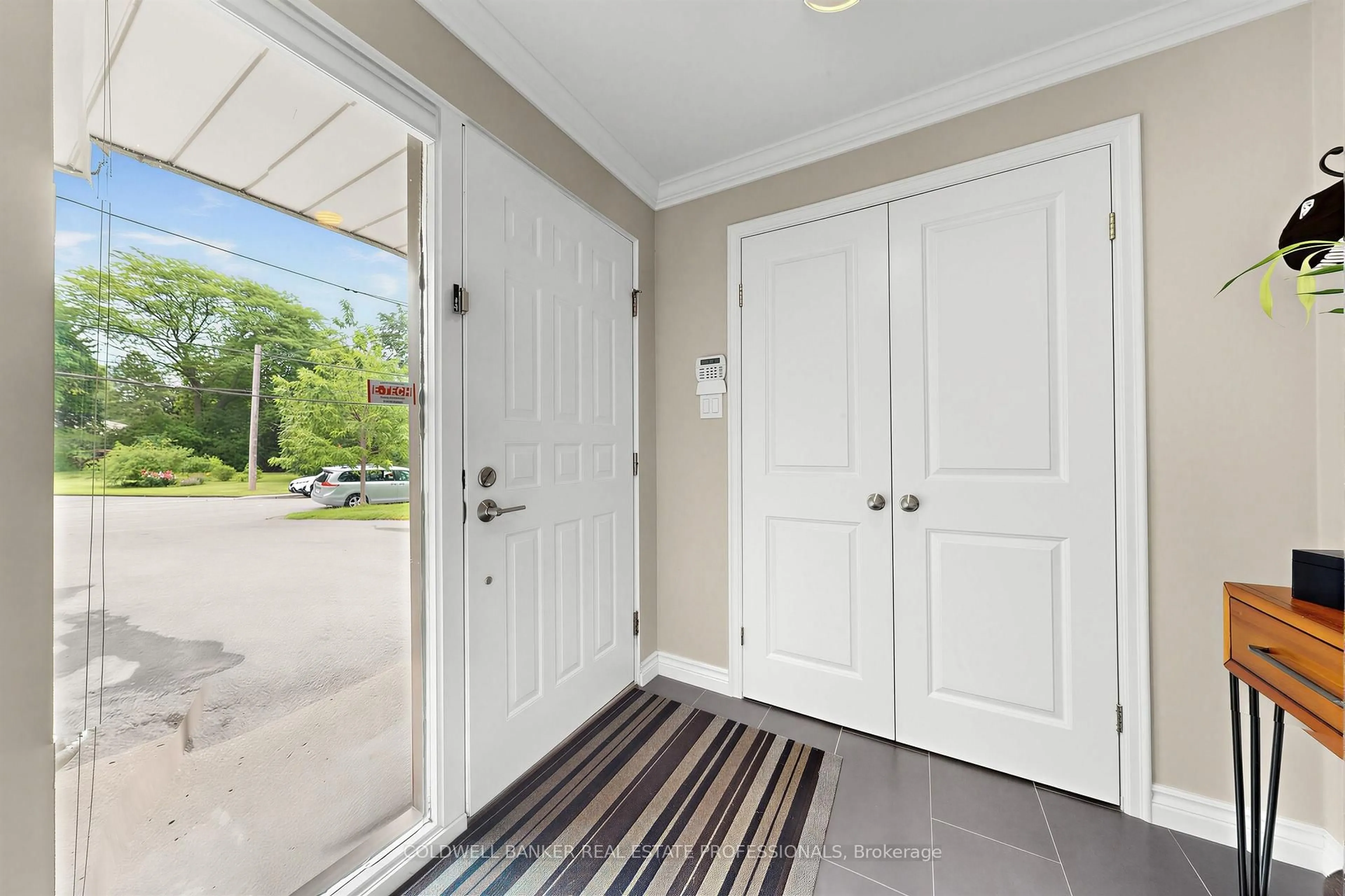 Indoor entryway for 18 Tuna Crt, Toronto Ontario M3A 3L1