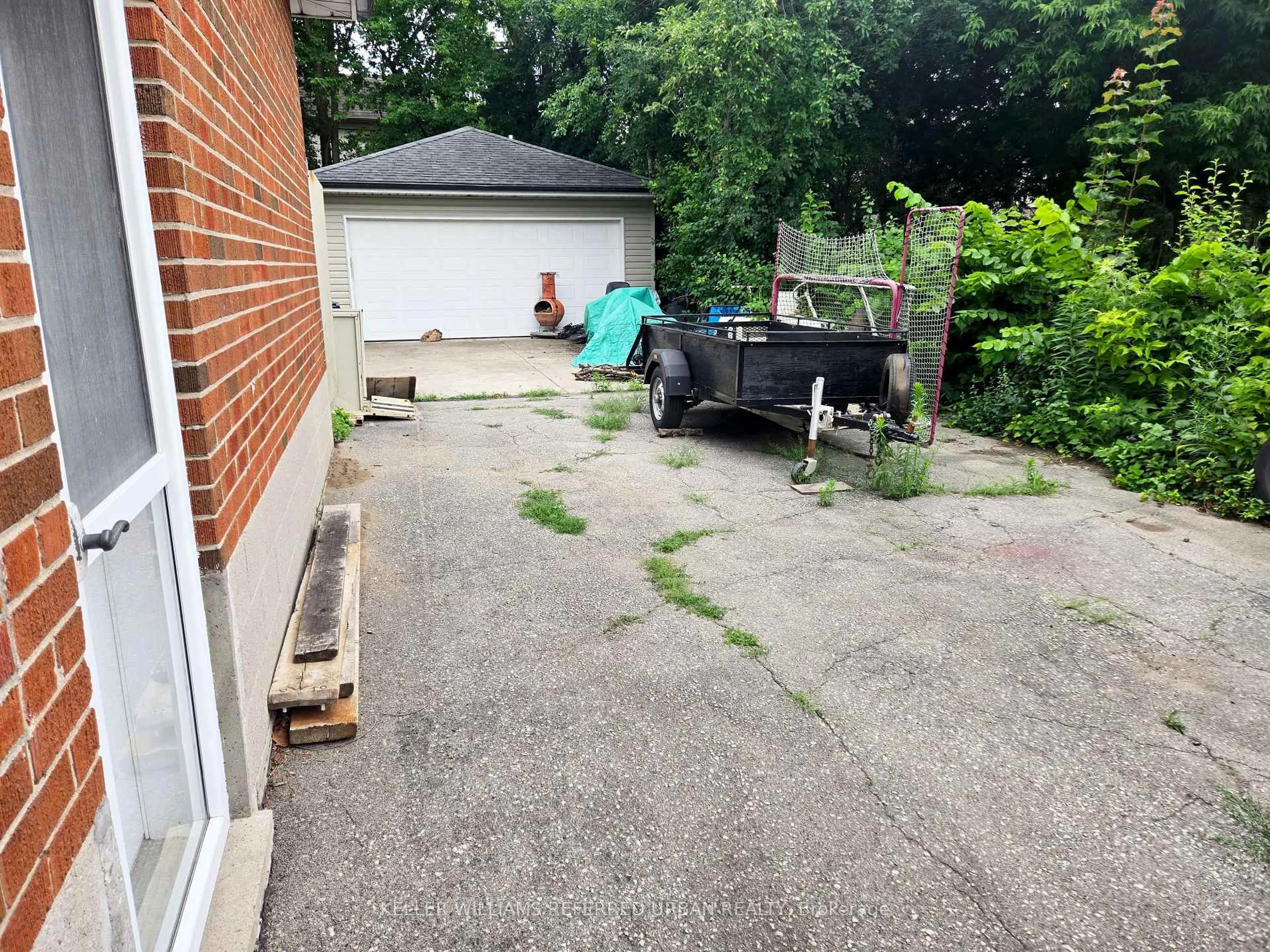 A pic from outside/outdoor area/front of a property/back of a property/a pic from drone, street for 317 Patricia Ave, Toronto Ontario M2R 2M6