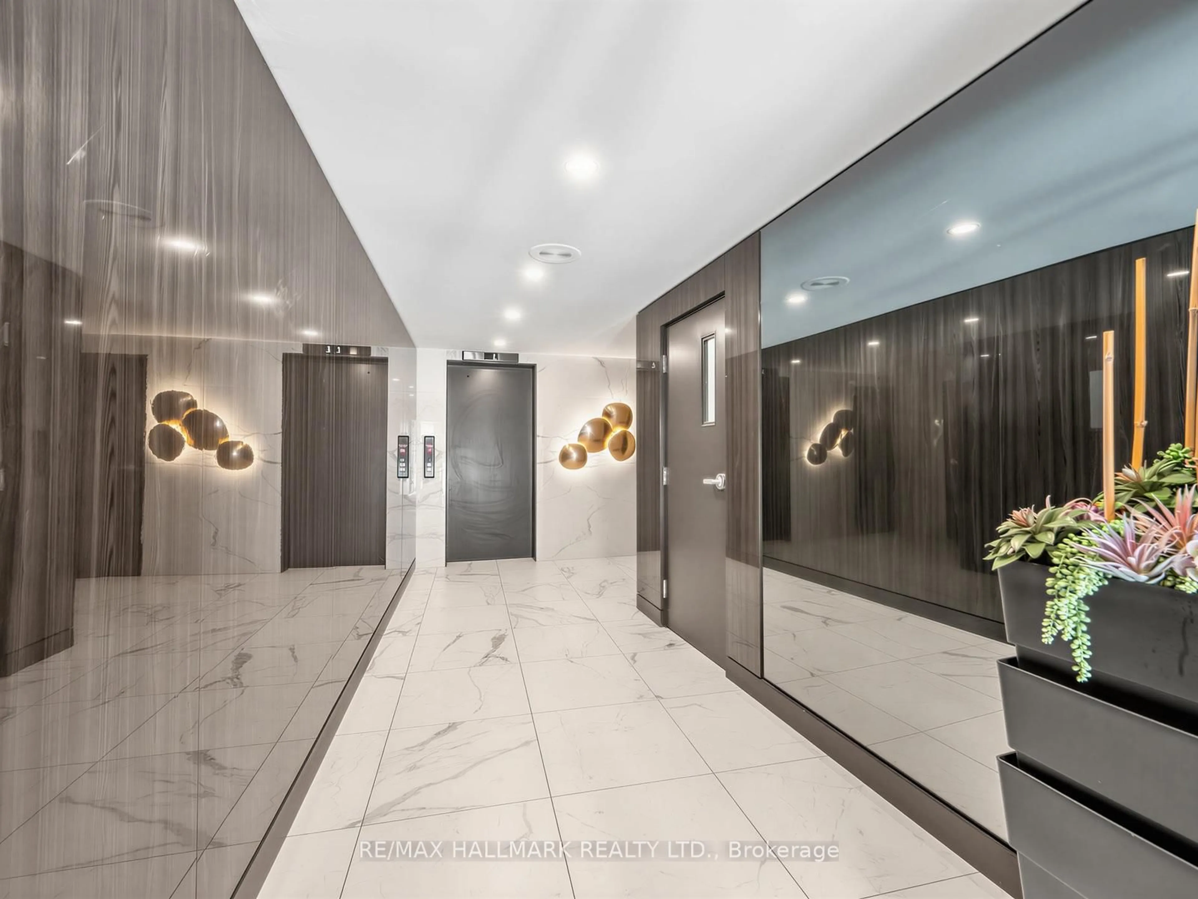 Indoor foyer for 20 Glebe Rd #Ph15, Toronto Ontario M5P 1C9