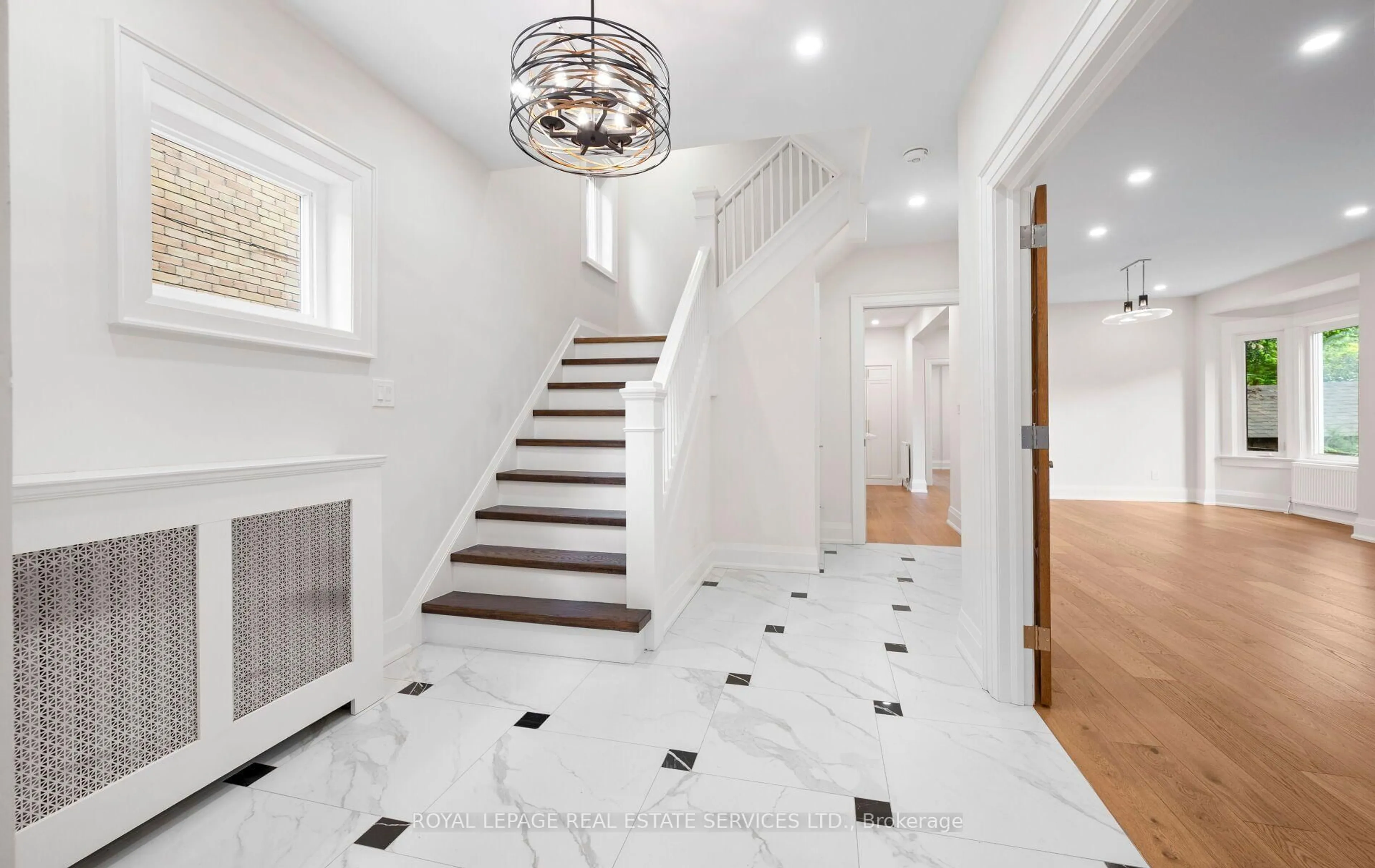 Indoor entryway for 509 Christie St, Toronto Ontario M6G 3C9
