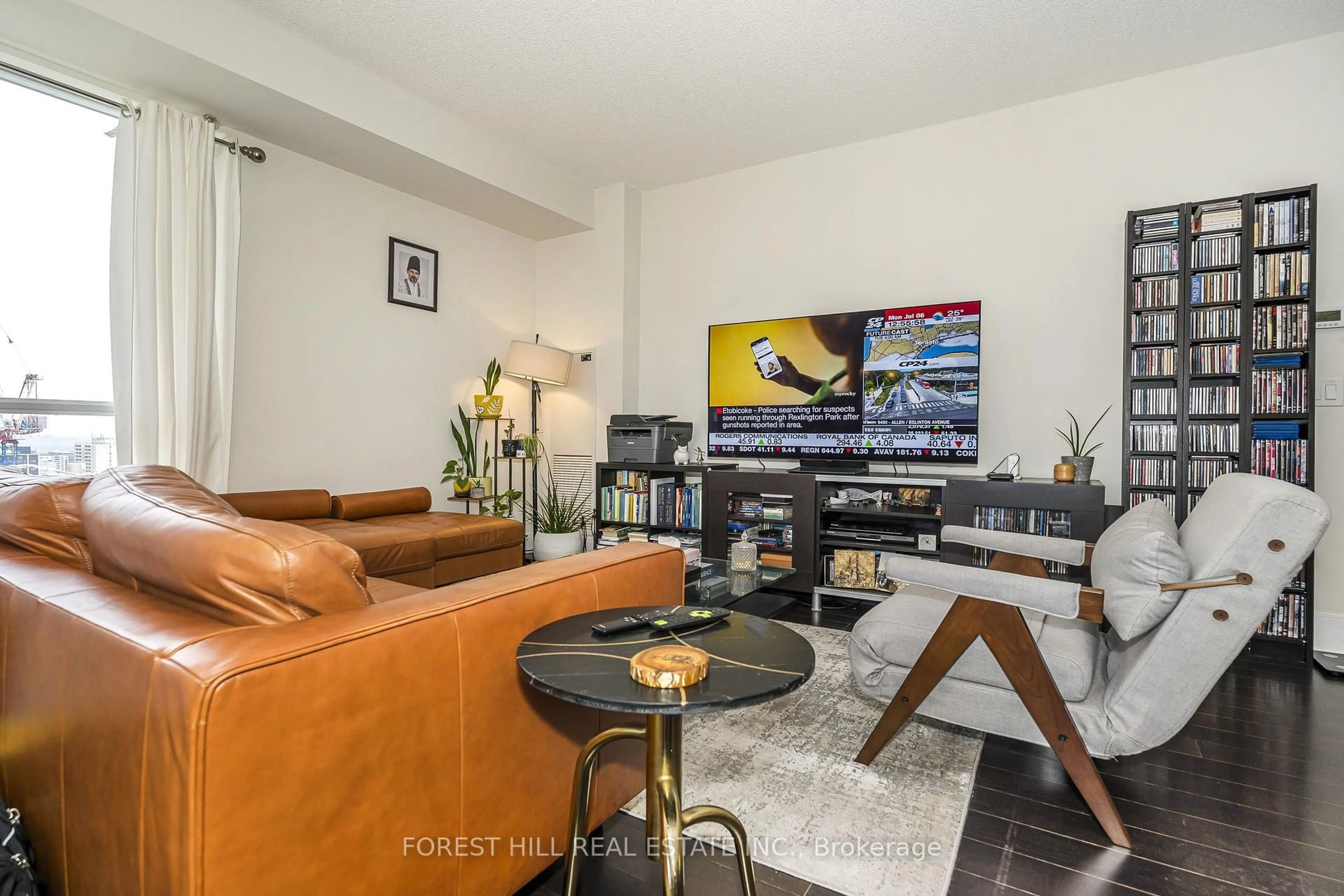 Living room with furniture, unknown for 70 Roehampton Ave #1821, Toronto Ontario M4P 1R2