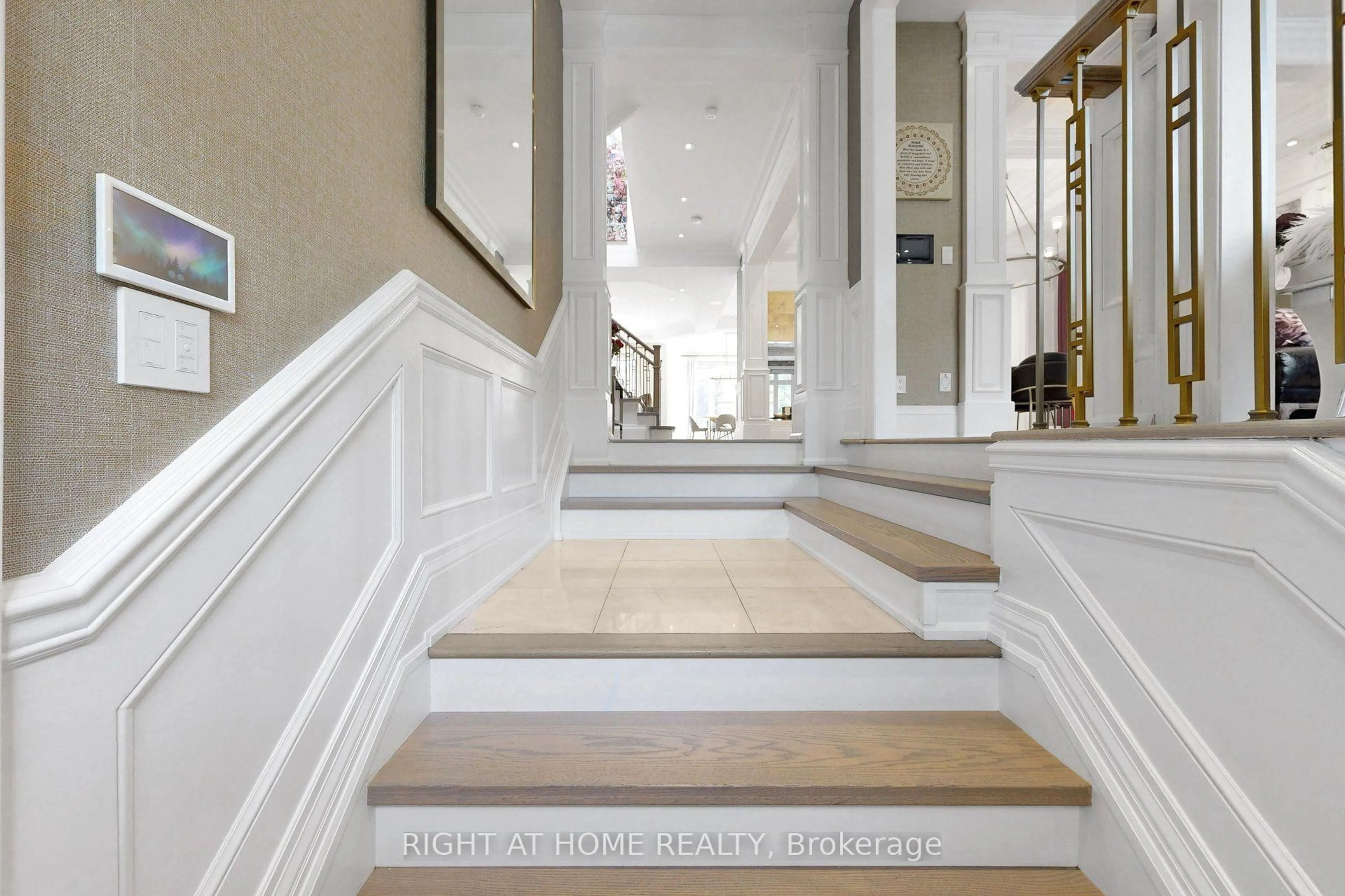 Indoor foyer for 377 Brooke Ave, Toronto Ontario M5M 2L5