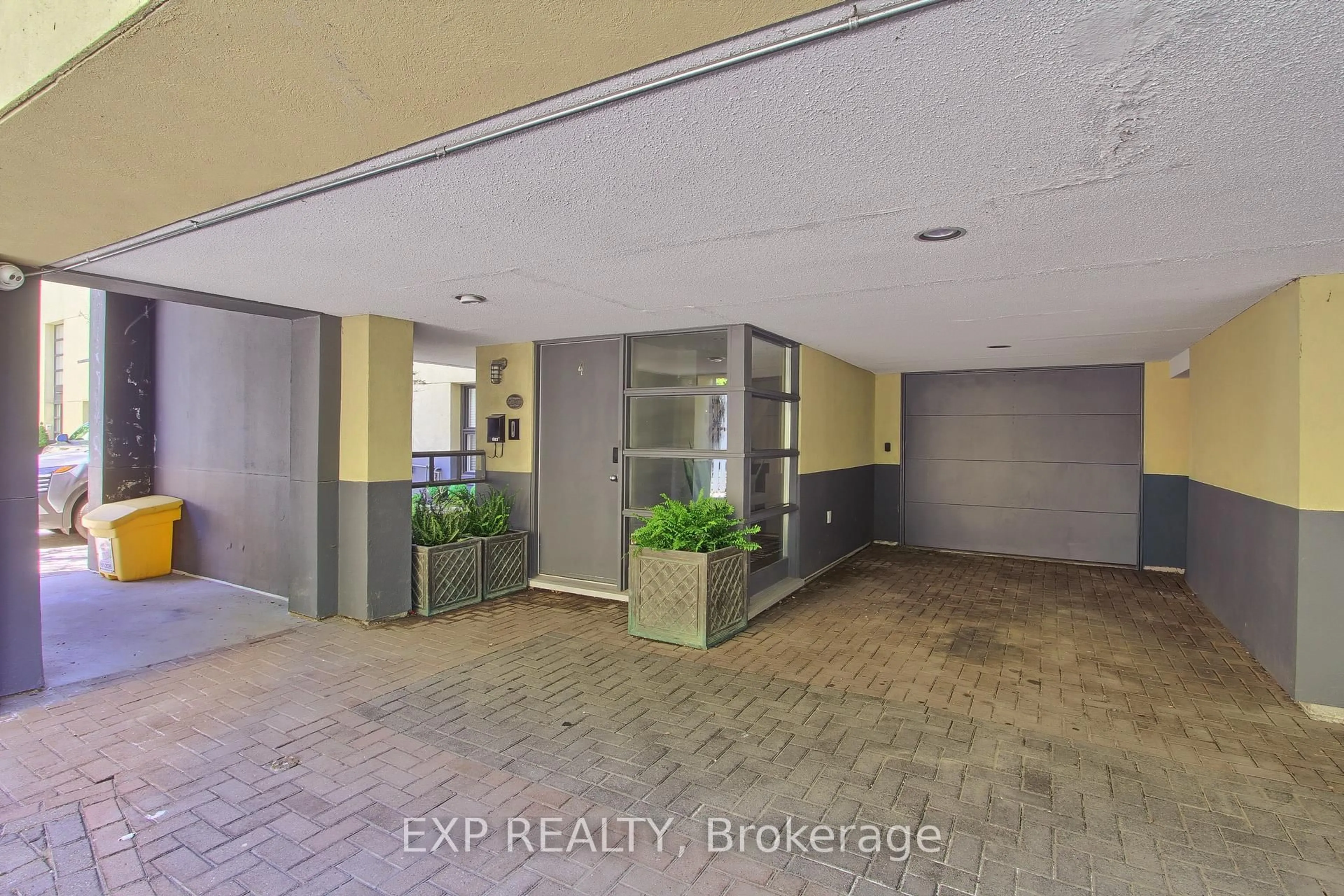 Indoor foyer for 306 Sackville St #4, Toronto Ontario M5A 3G2