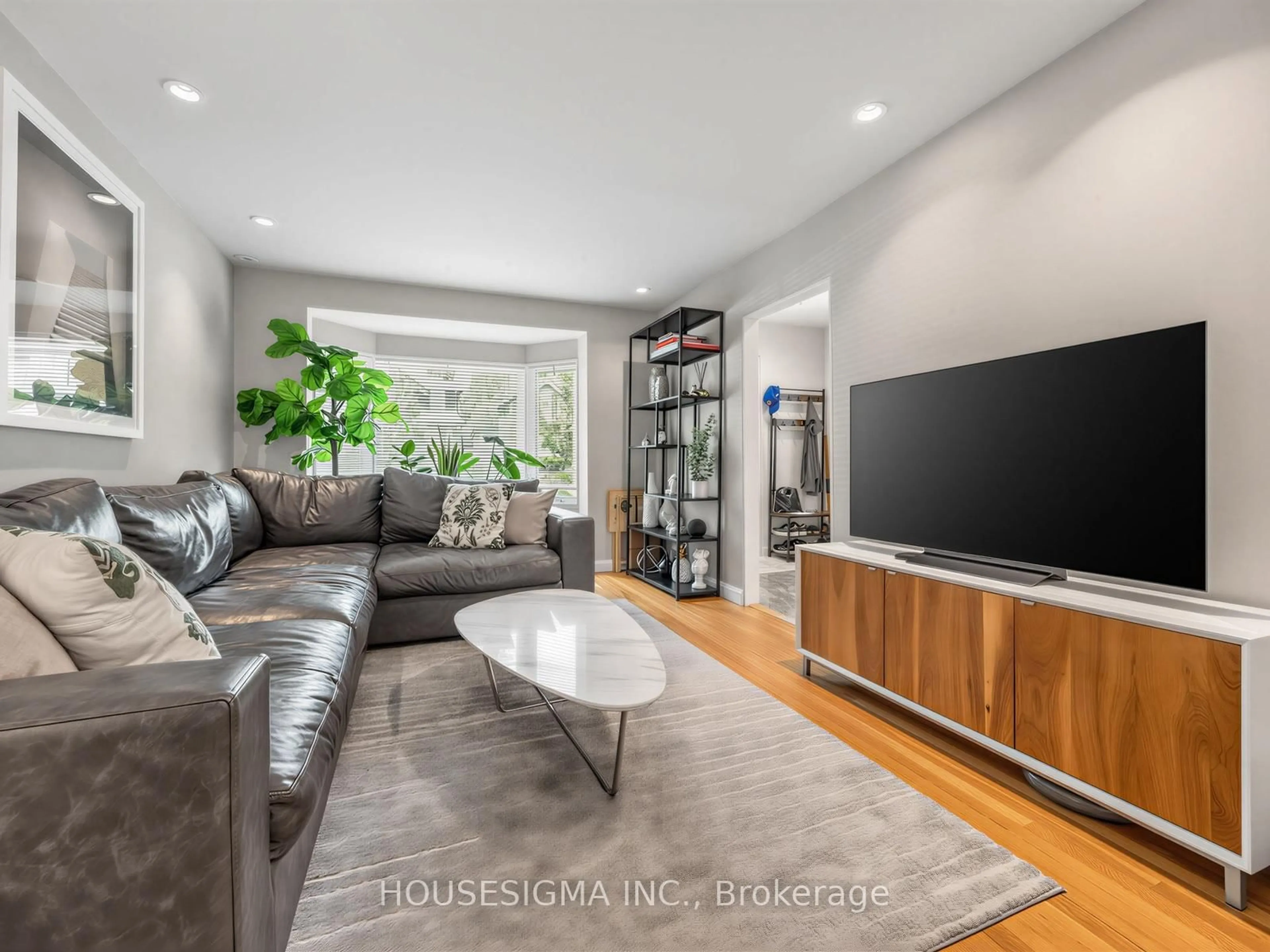 Living room with furniture, unknown for 19 Parklea Dr, Toronto Ontario M4G 2J5