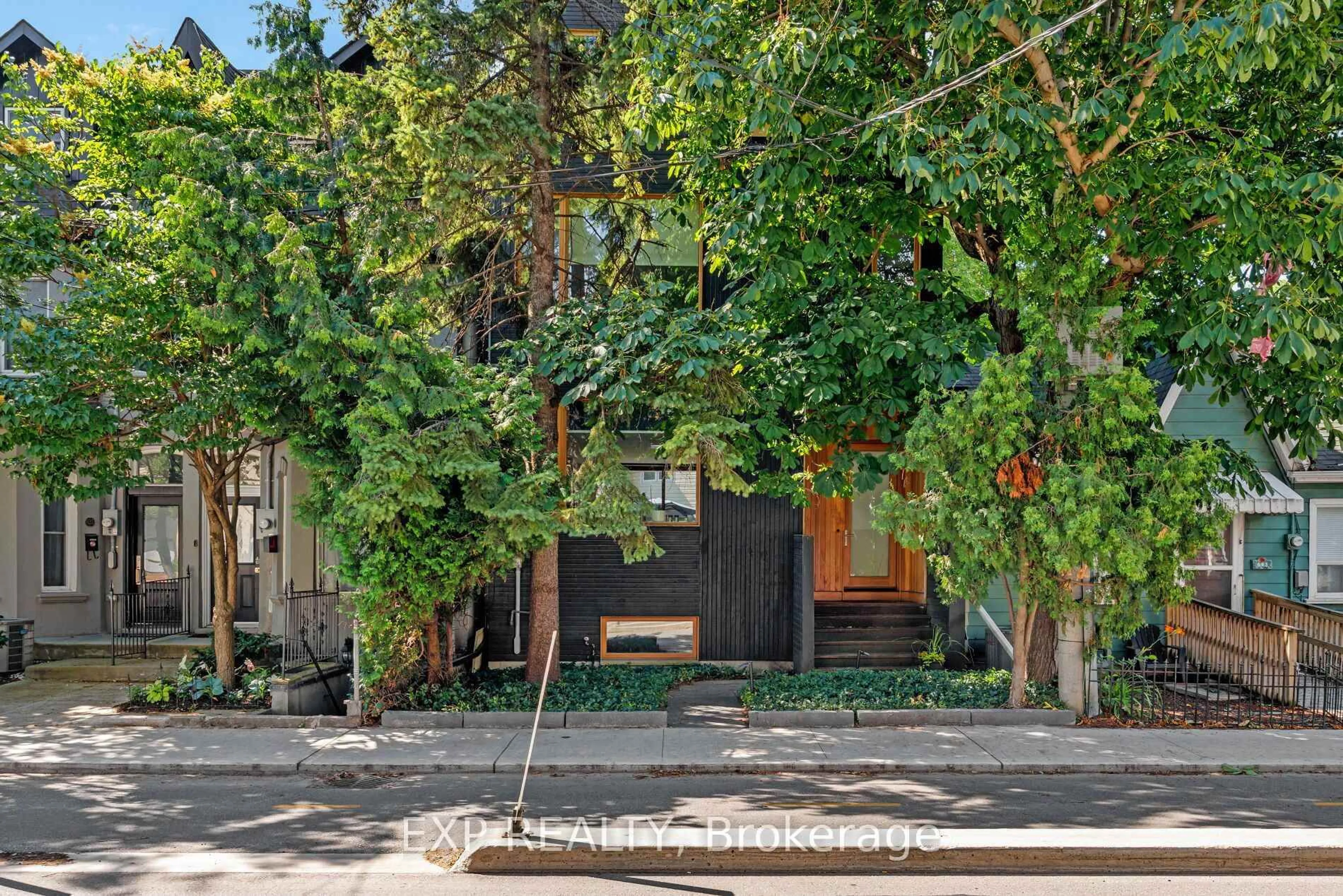 Patio, street for 639 Wellington St, Toronto Ontario M5V 1G5
