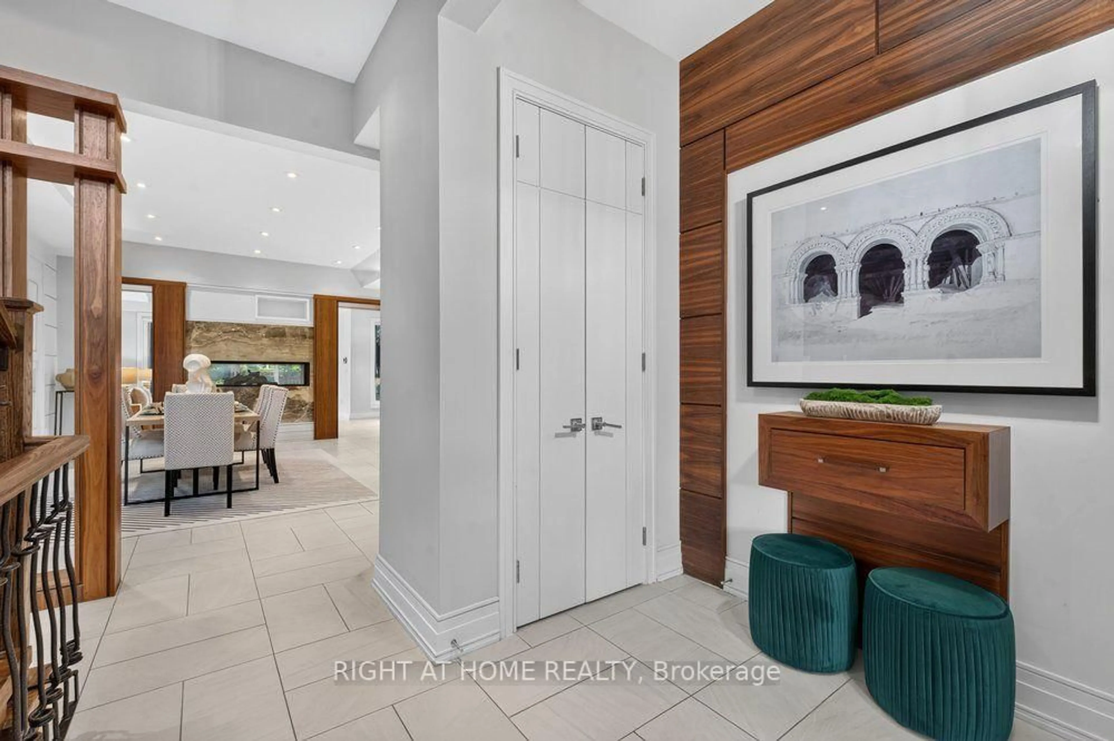 Indoor entryway for 255 Willowdale Ave, Toronto Ontario M2N 4Z8