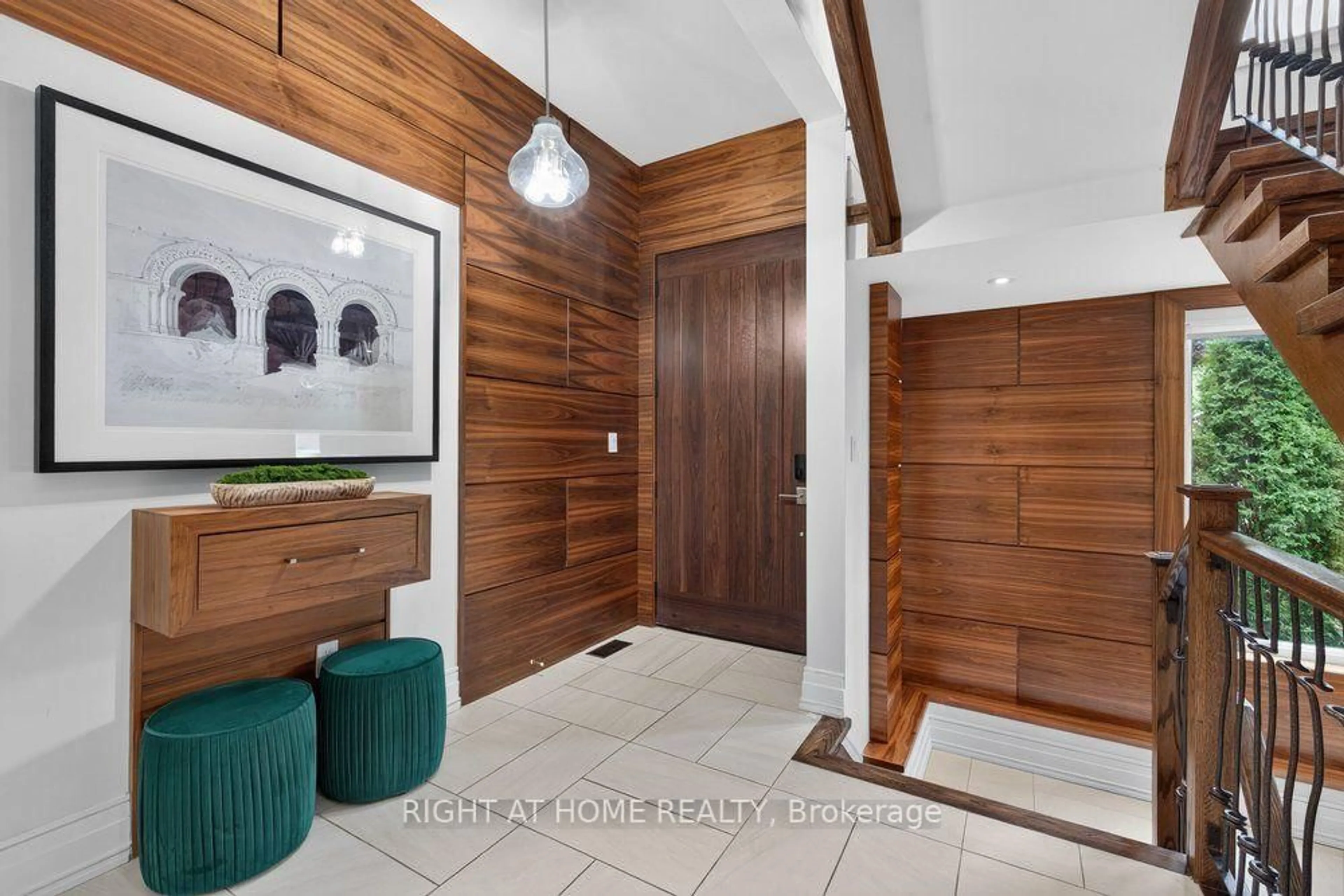 Indoor entryway for 255 Willowdale Ave, Toronto Ontario M2N 4Z8