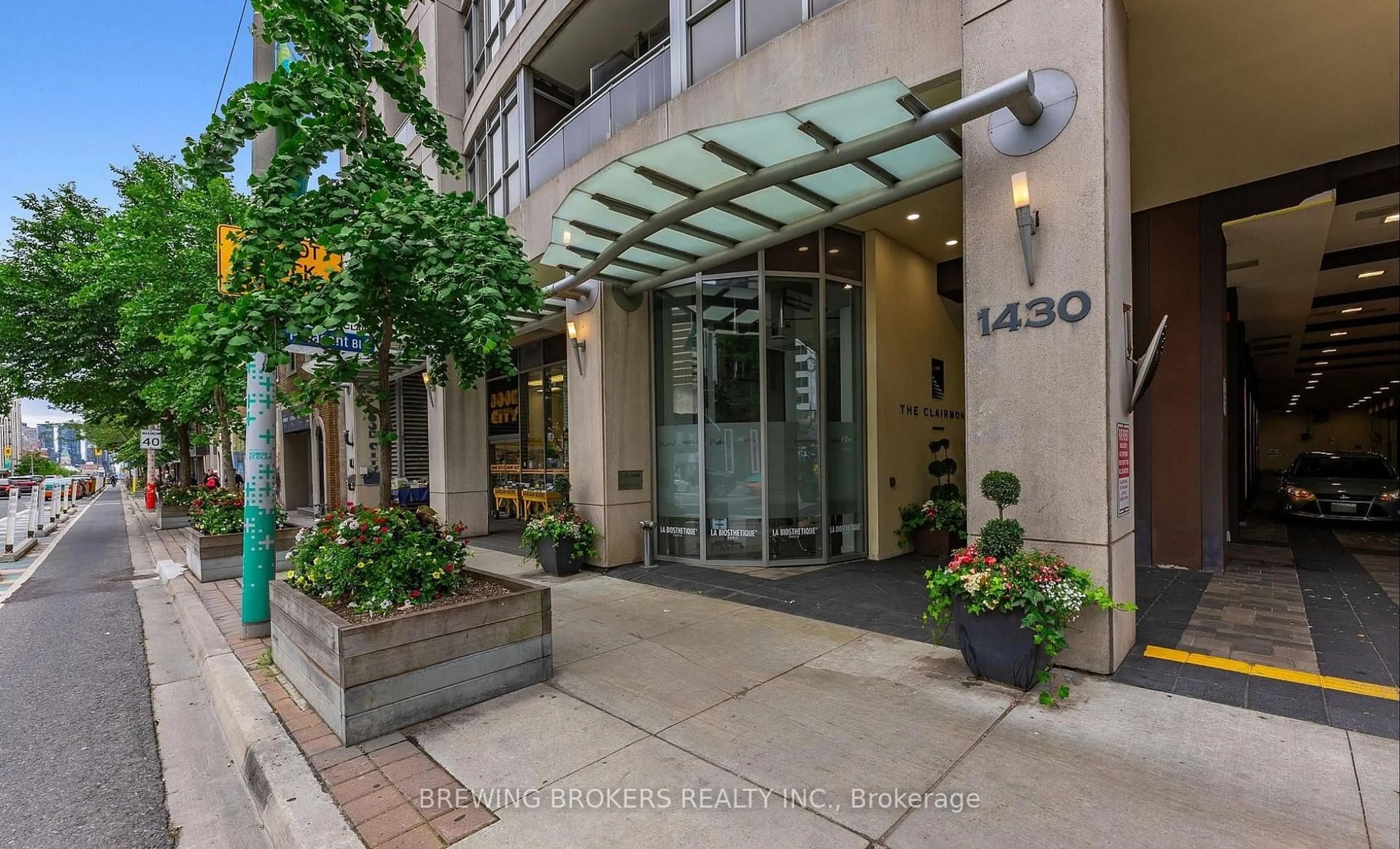 Indoor foyer for 1430 Yonge St #704, Toronto Ontario M4T 1Y6