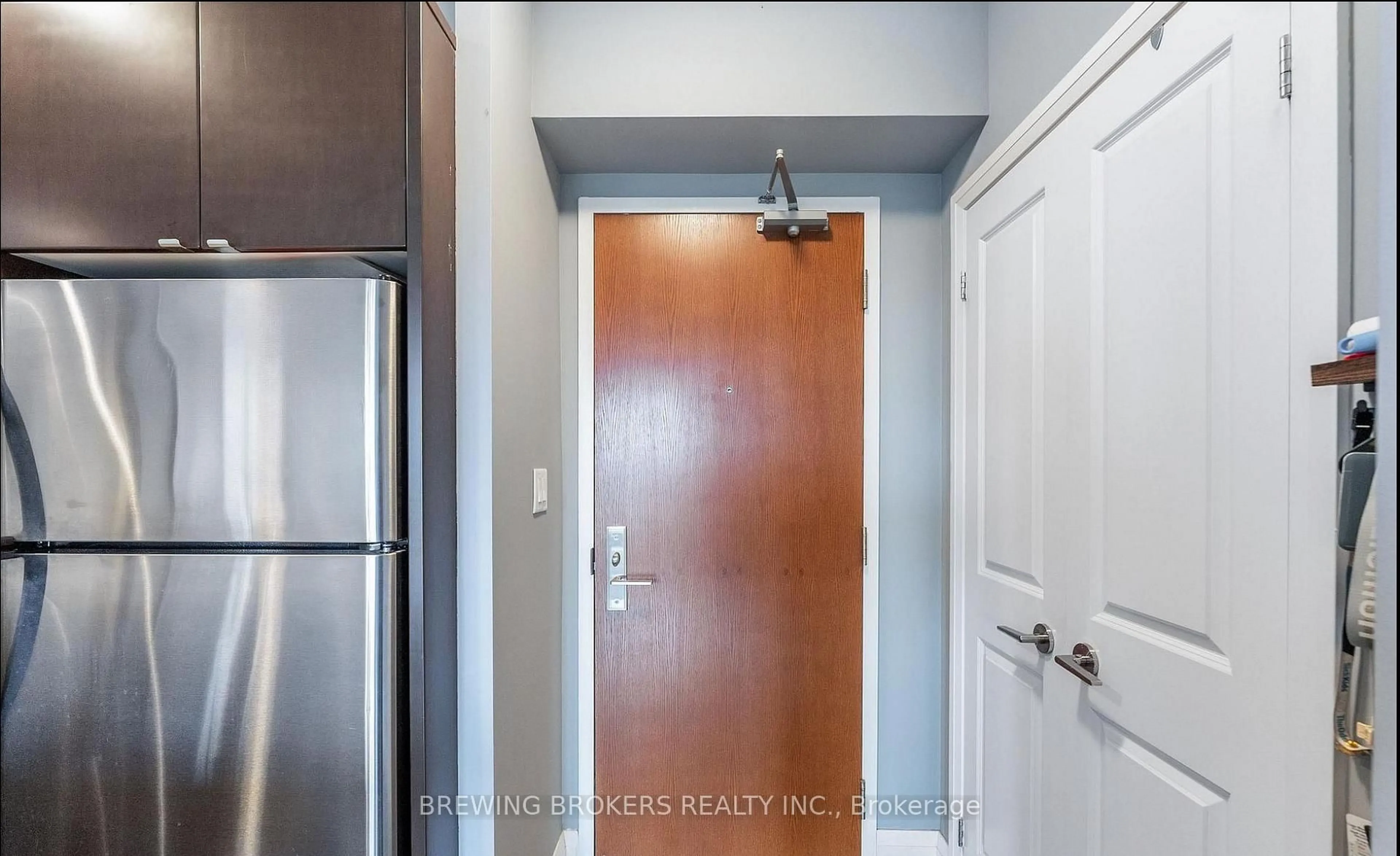 Indoor entryway for 1430 Yonge St #704, Toronto Ontario M4T 1Y6