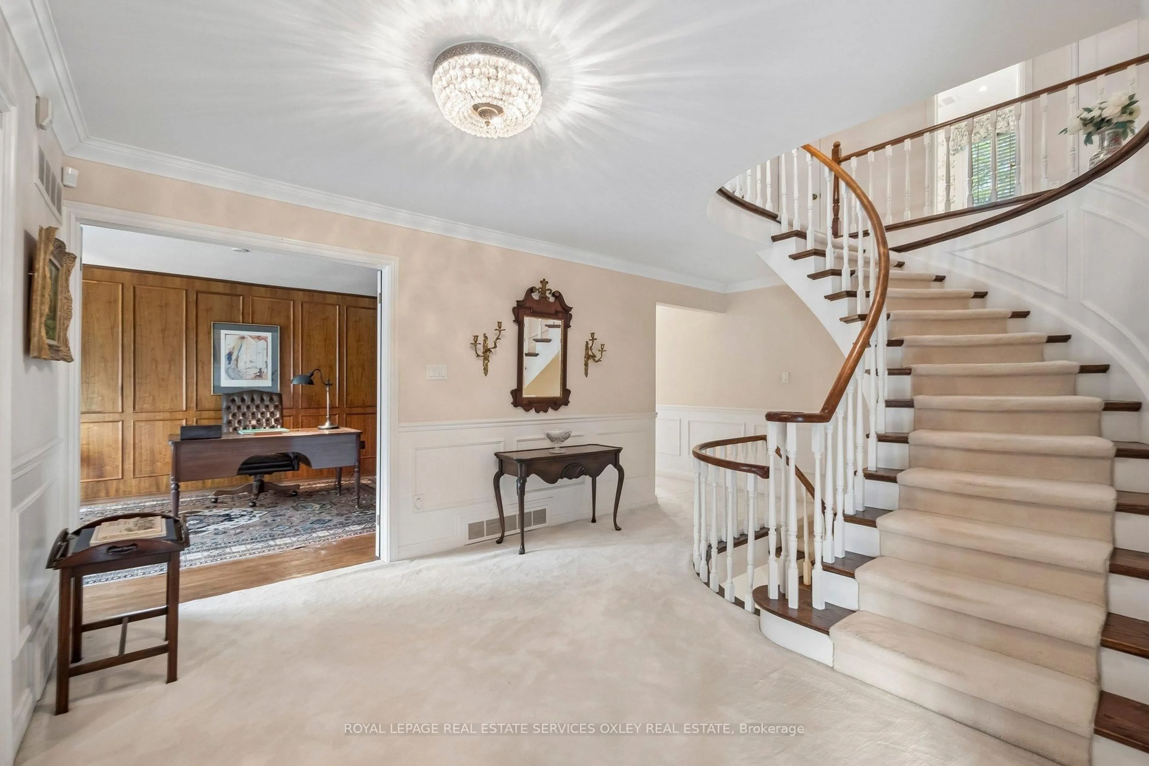 Indoor foyer for 18 Swansdown Dr, Toronto Ontario M2L 2N1