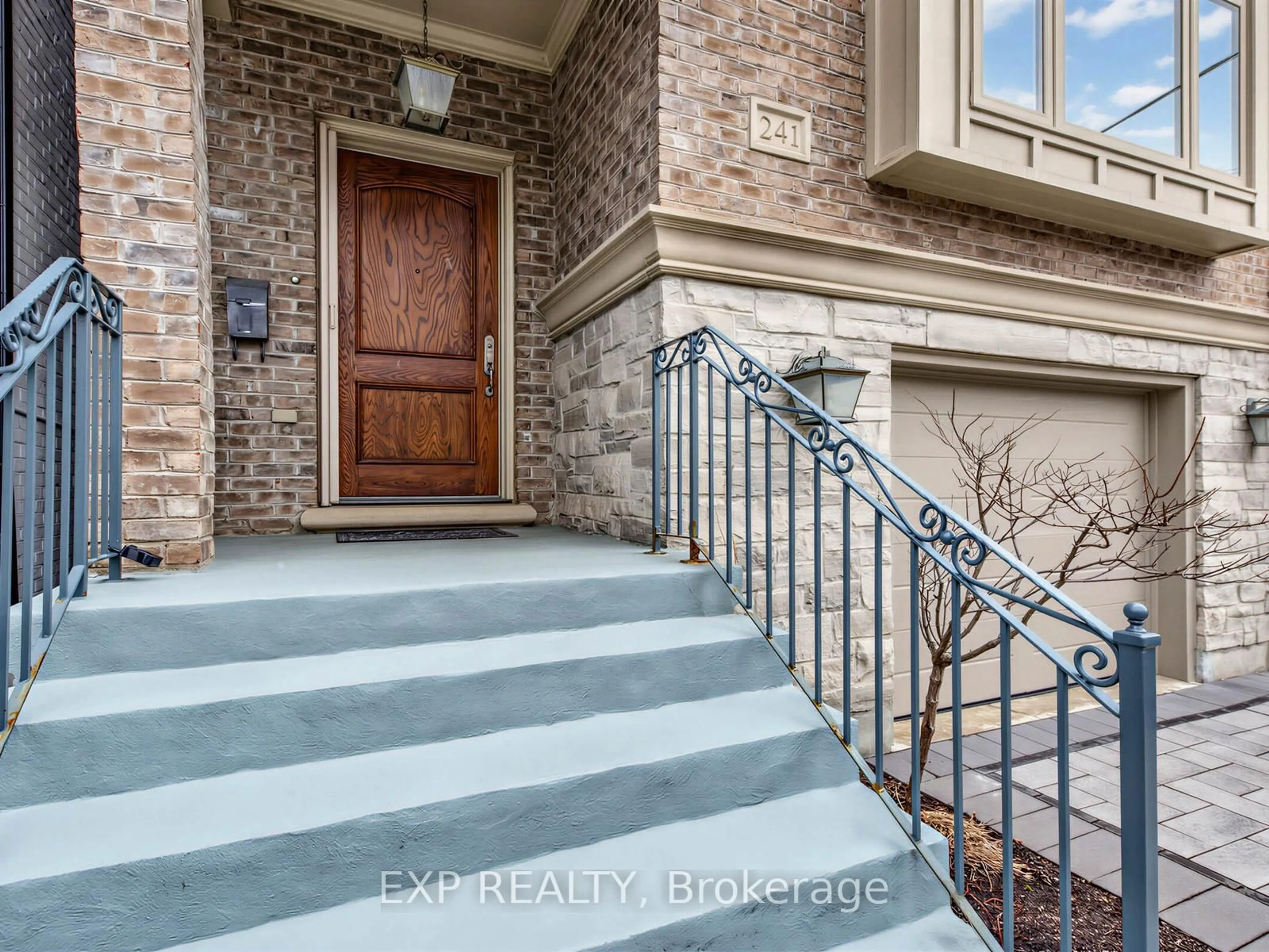 Indoor entryway for 241 Poplar Plains St, Toronto Ontario M4V 2N8
