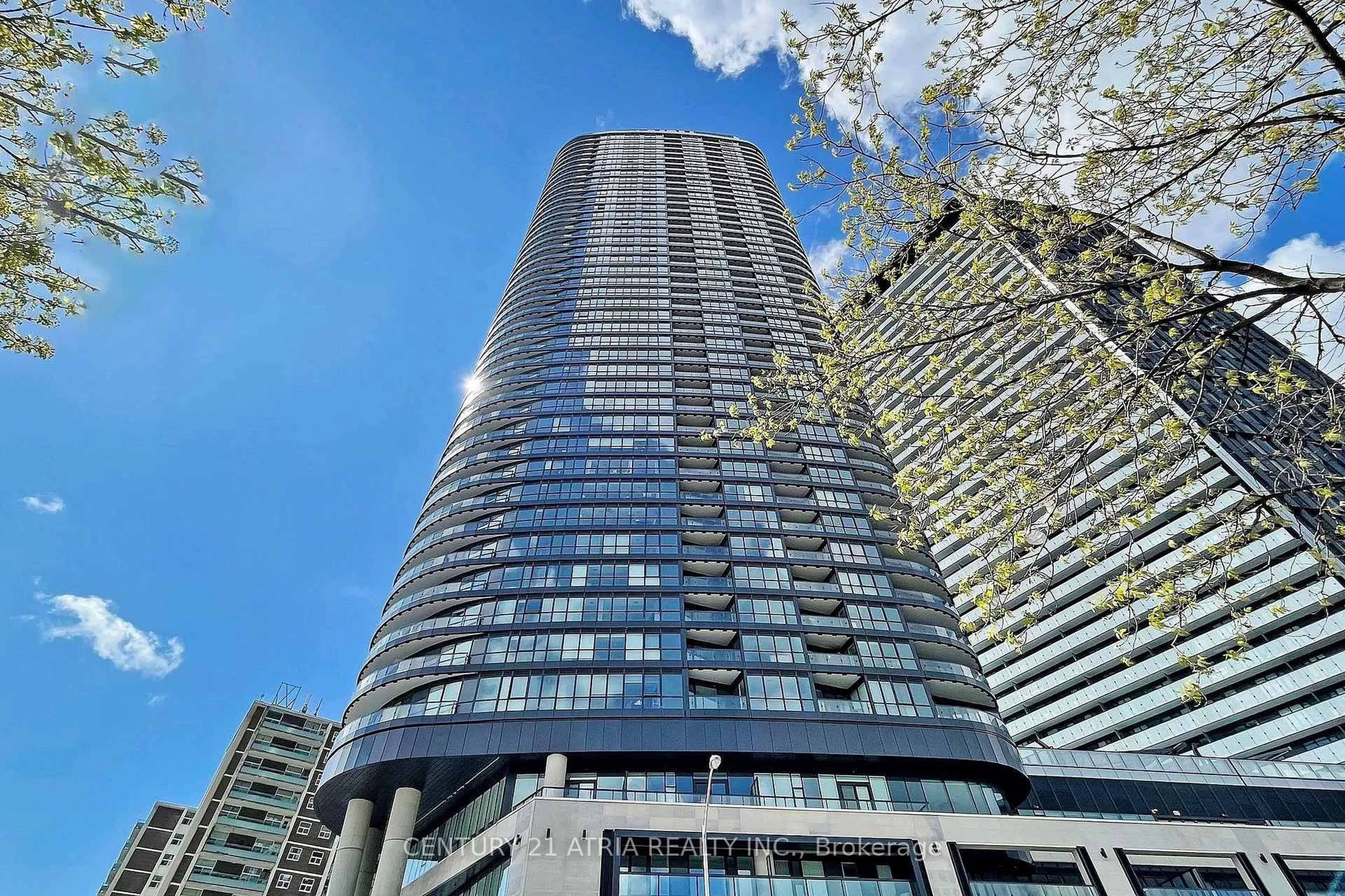 Indoor foyer for 585 Bloor St #420, Toronto Ontario M4W 0B3