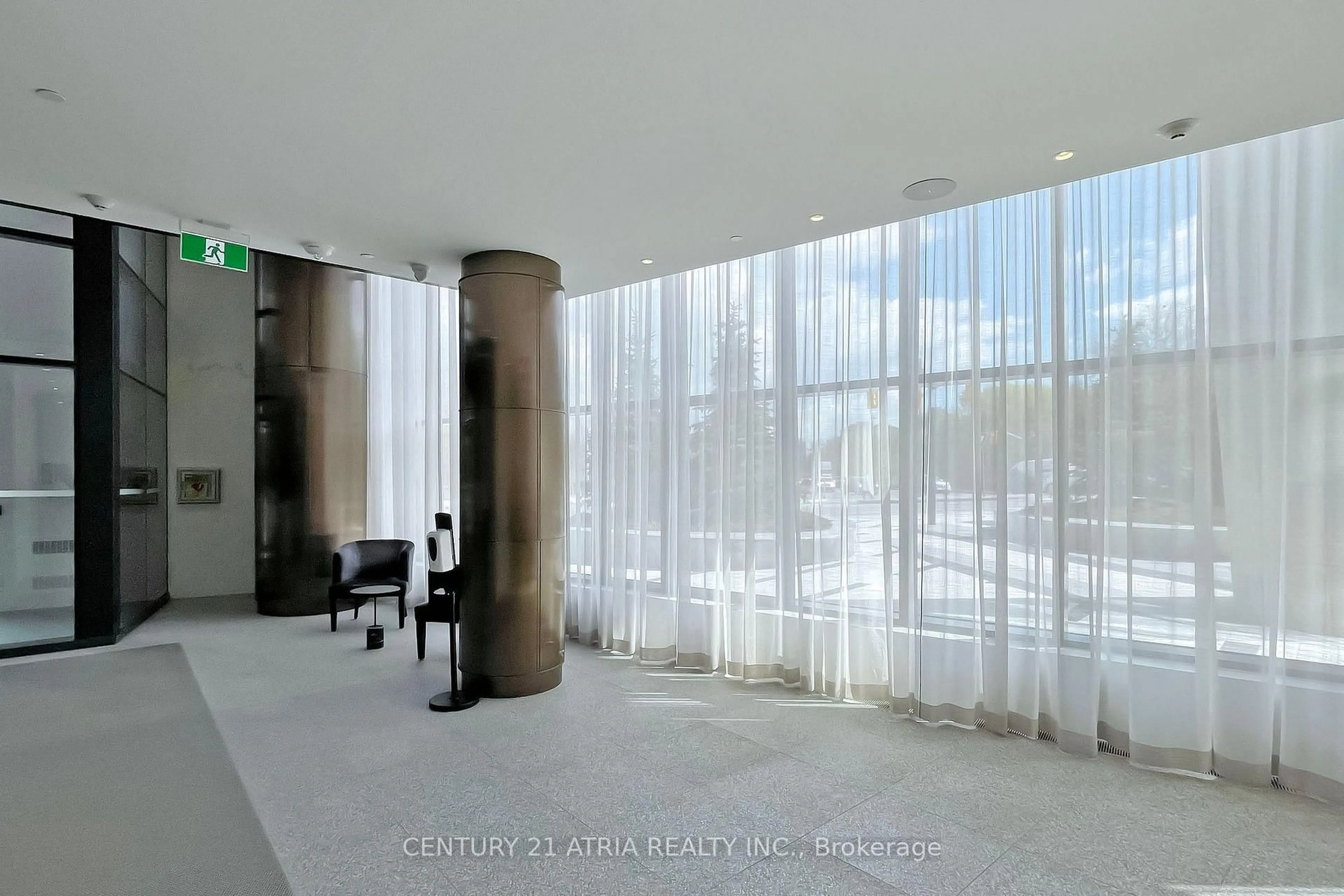 Indoor foyer for 585 Bloor St #420, Toronto Ontario M4W 0B3