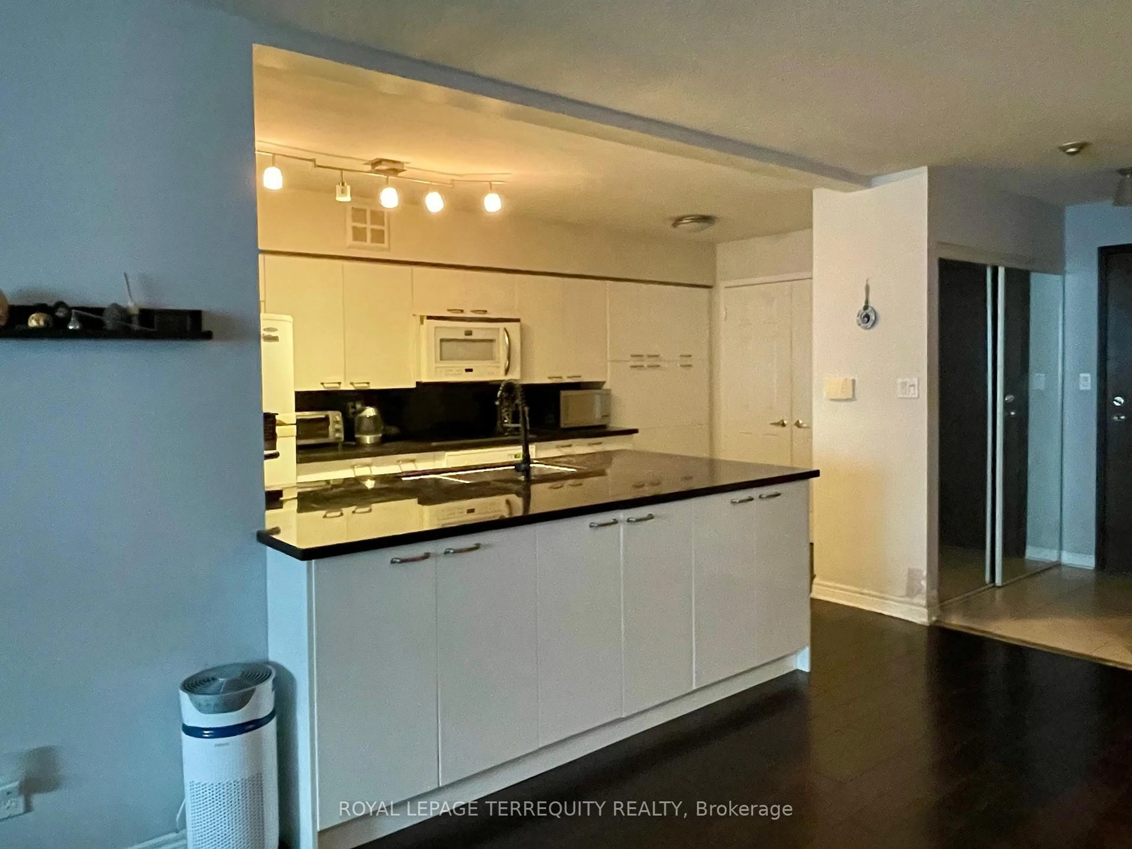 Open concept kitchen, unknown for 30 Greenfield Ave #1009, Toronto Ontario M2N 6N3