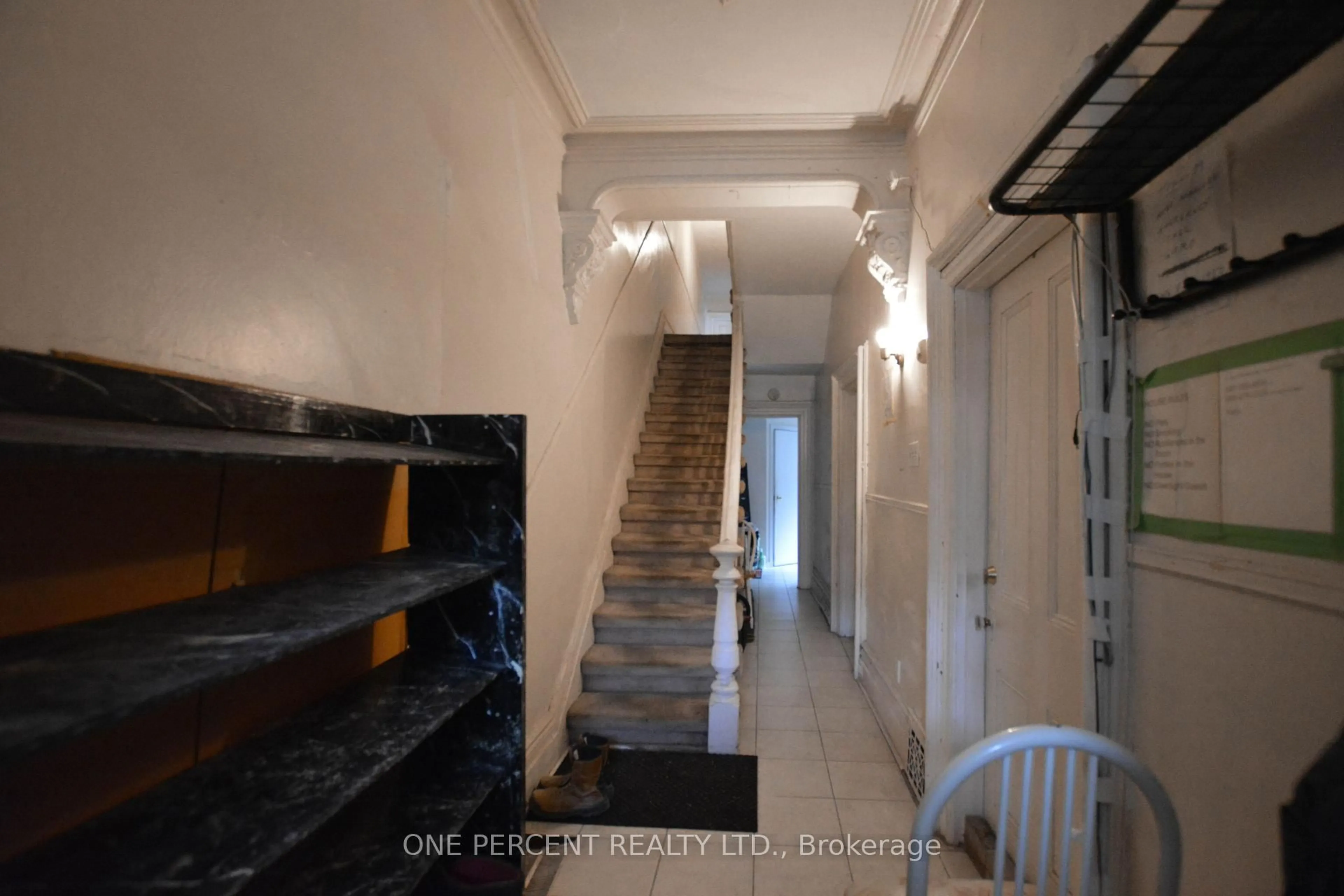 Indoor foyer for 81 BALDWIN St, Toronto Ontario M5T 1L5