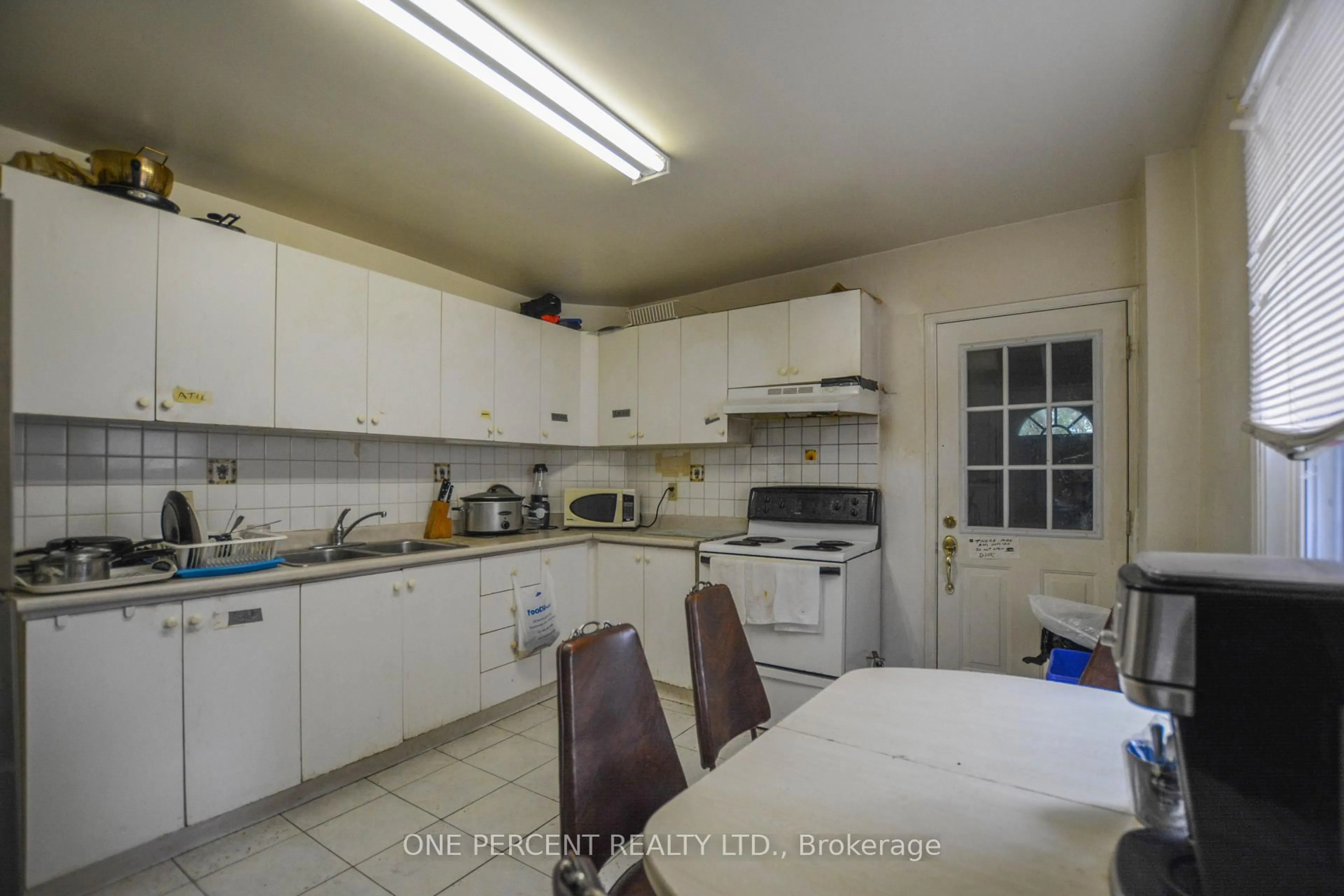 Standard kitchen, unknown for 81 BALDWIN St, Toronto Ontario M5T 1L5