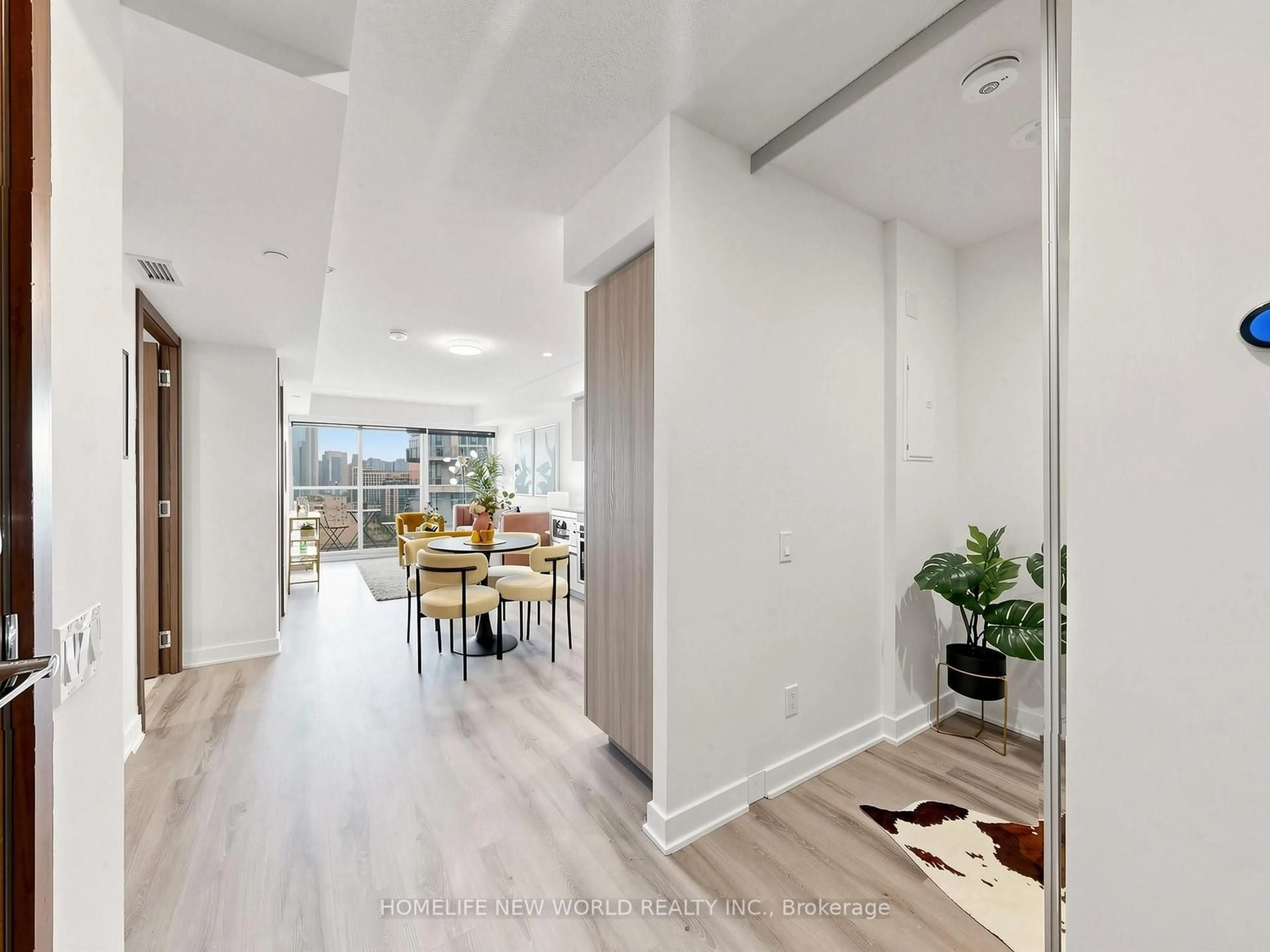 Indoor entryway for 17 Bathurst St #2011, Toronto Ontario M5V 0N1