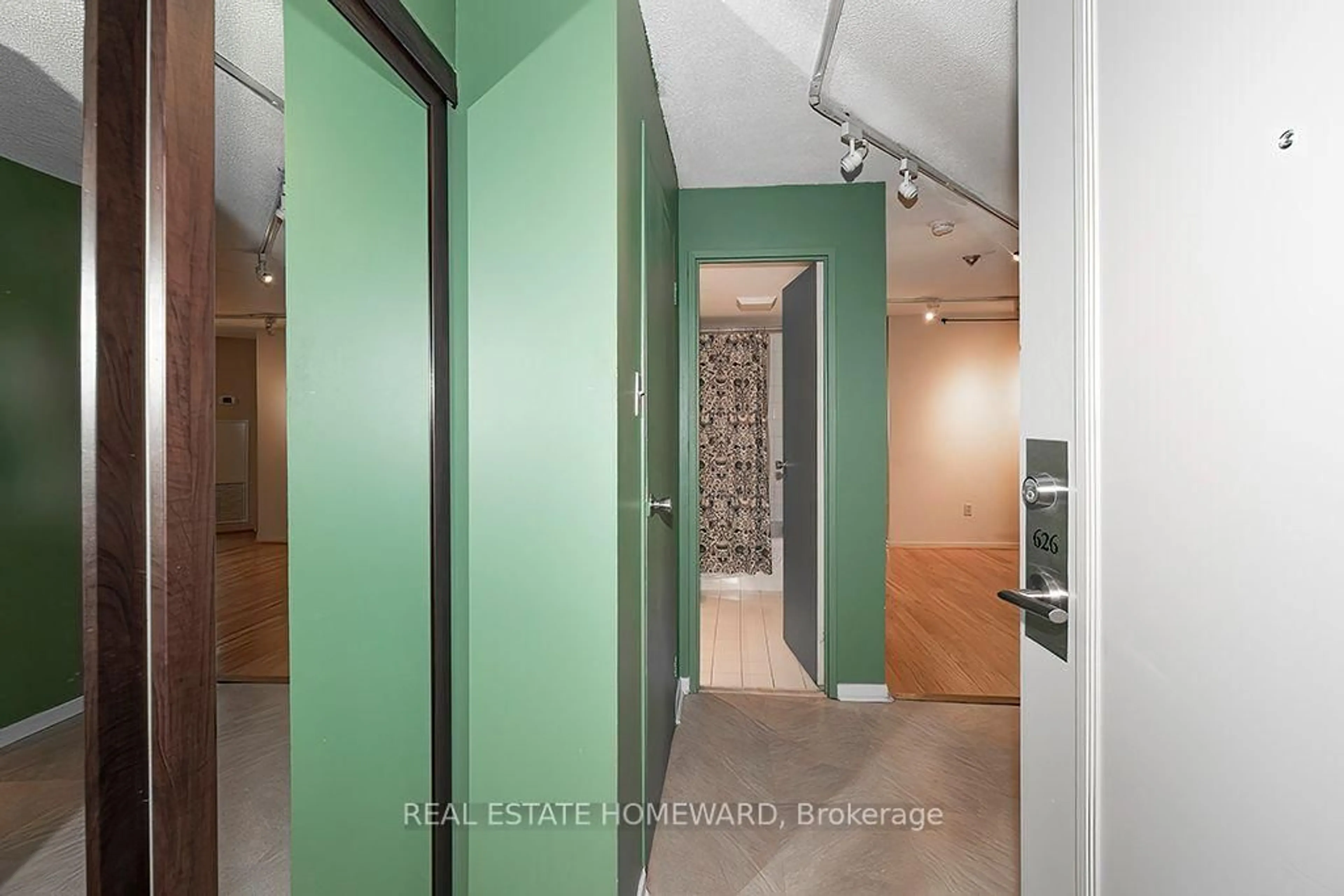 Indoor foyer for 77 Maitland Pl #626, Toronto Ontario M4Y 2V6