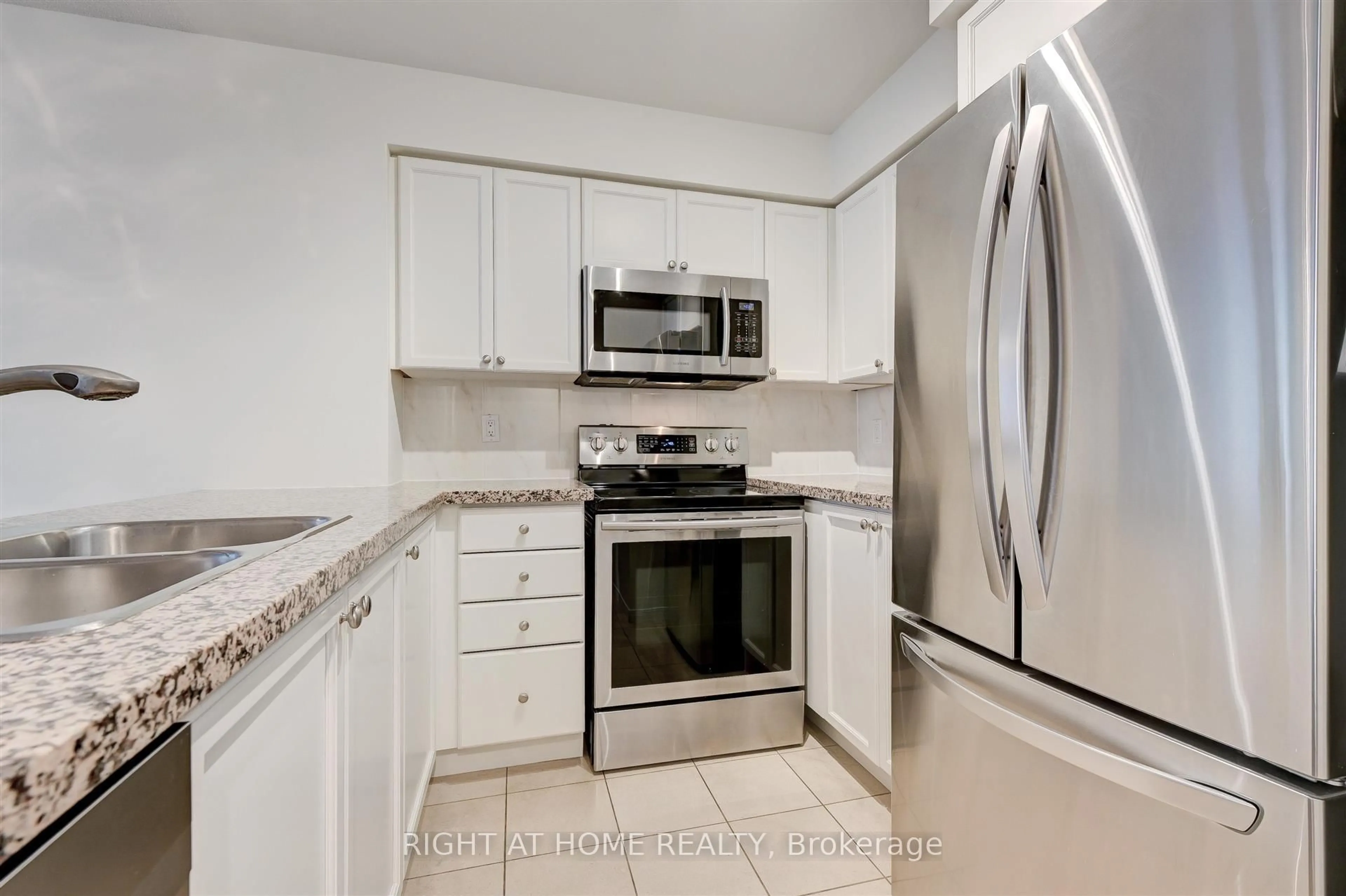 Standard kitchen, ceramic/tile floor for 388 Bloor St #507, Toronto Ontario M4W 3W9