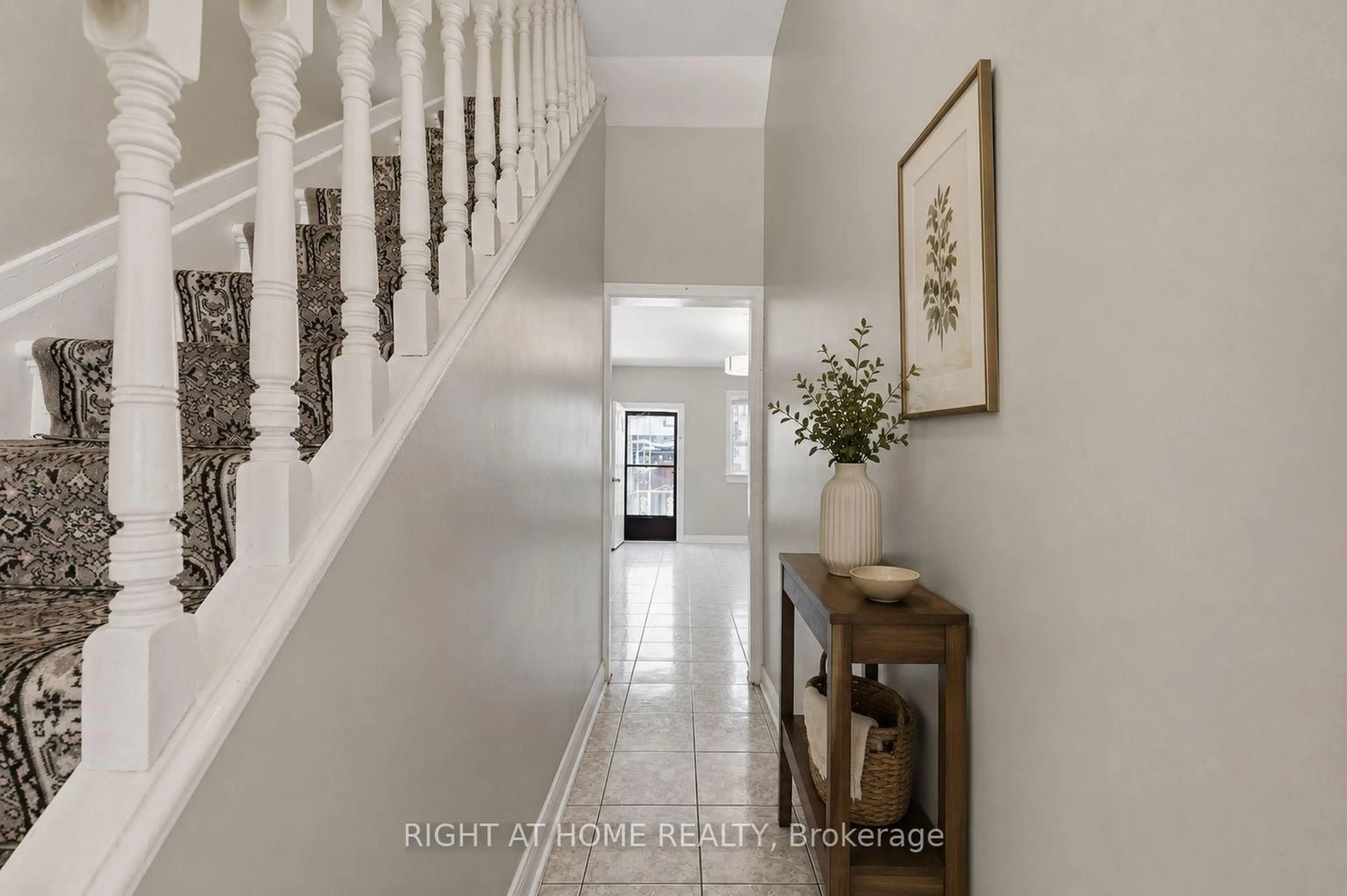 Indoor foyer for 7 Andrews Ave, Toronto Ontario M6J 1S2