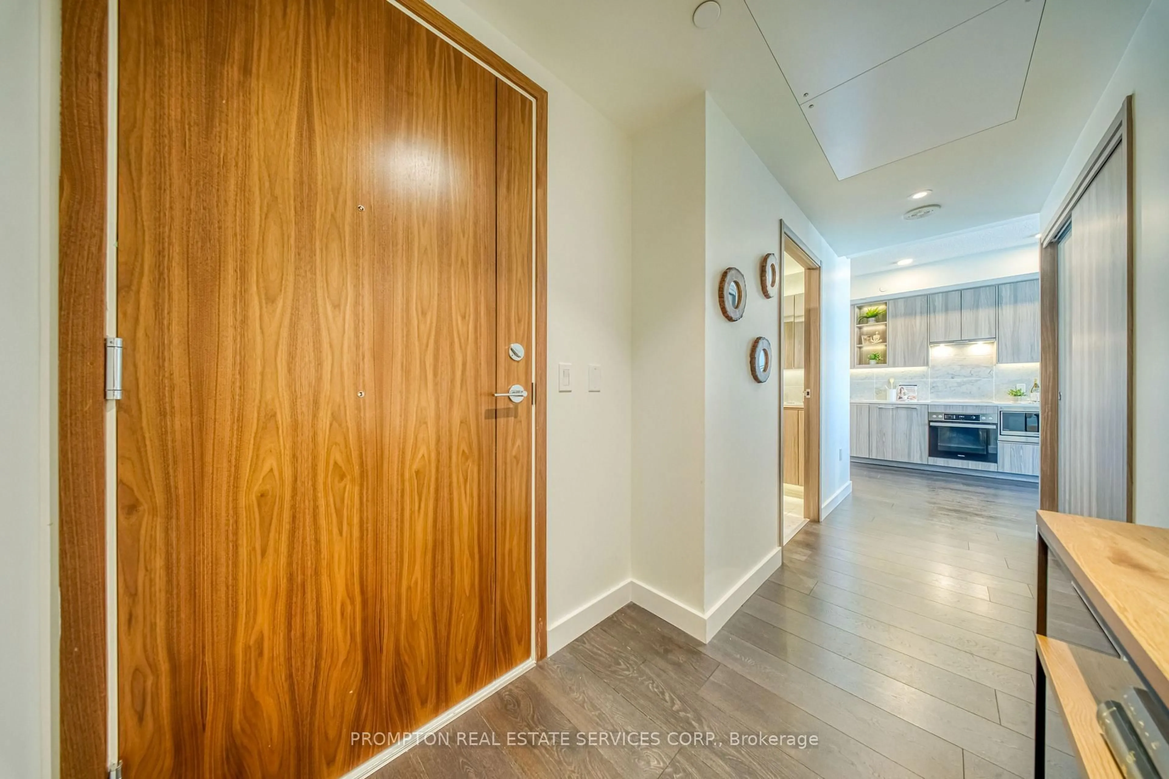 Indoor foyer for 95 Mcmahon Dr #2012, Toronto Ontario M2K 0H2