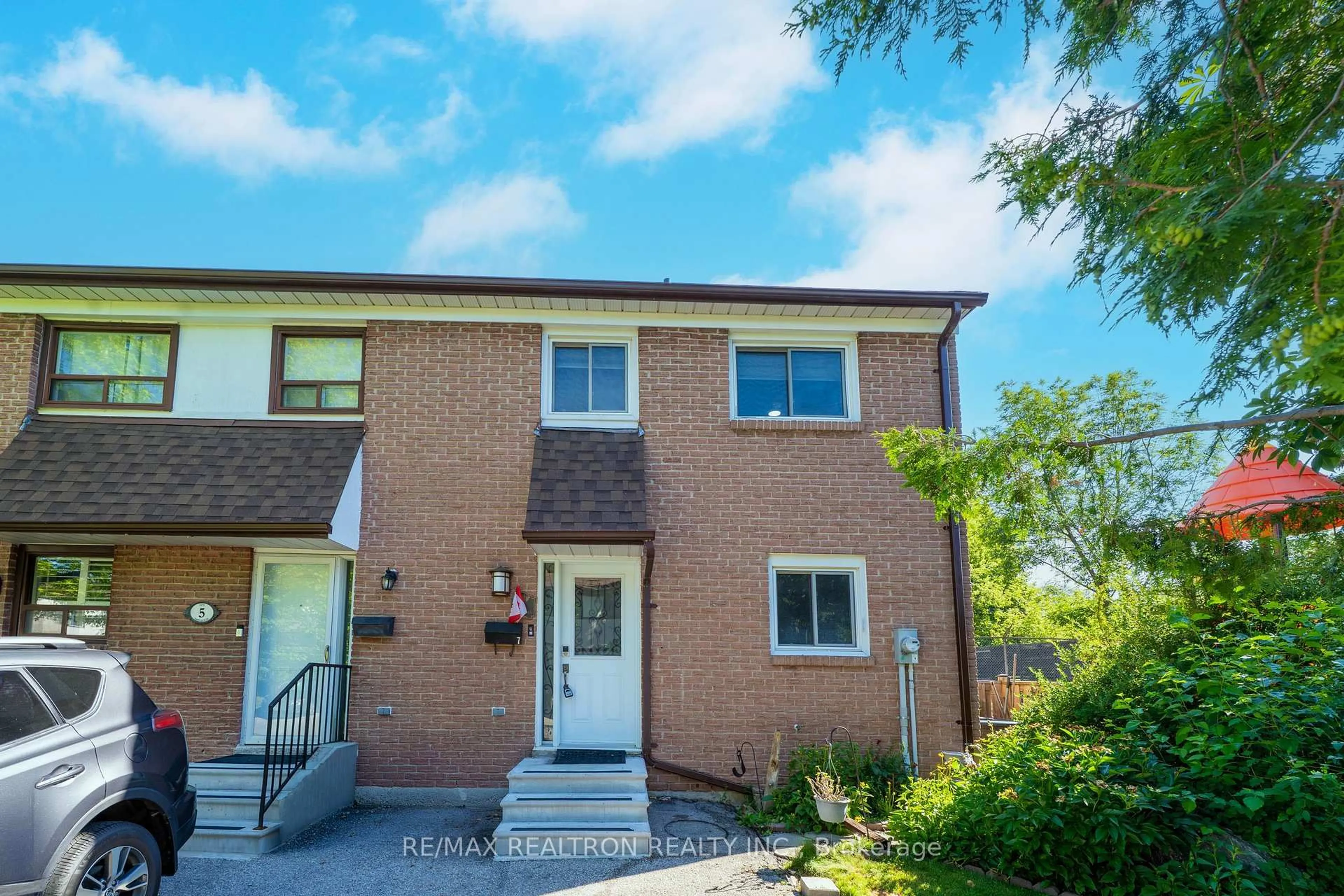 A pic from outside/outdoor area/front of a property/back of a property/a pic from drone, street for 7 Spy Appleway, Toronto Ontario M3A 3N8