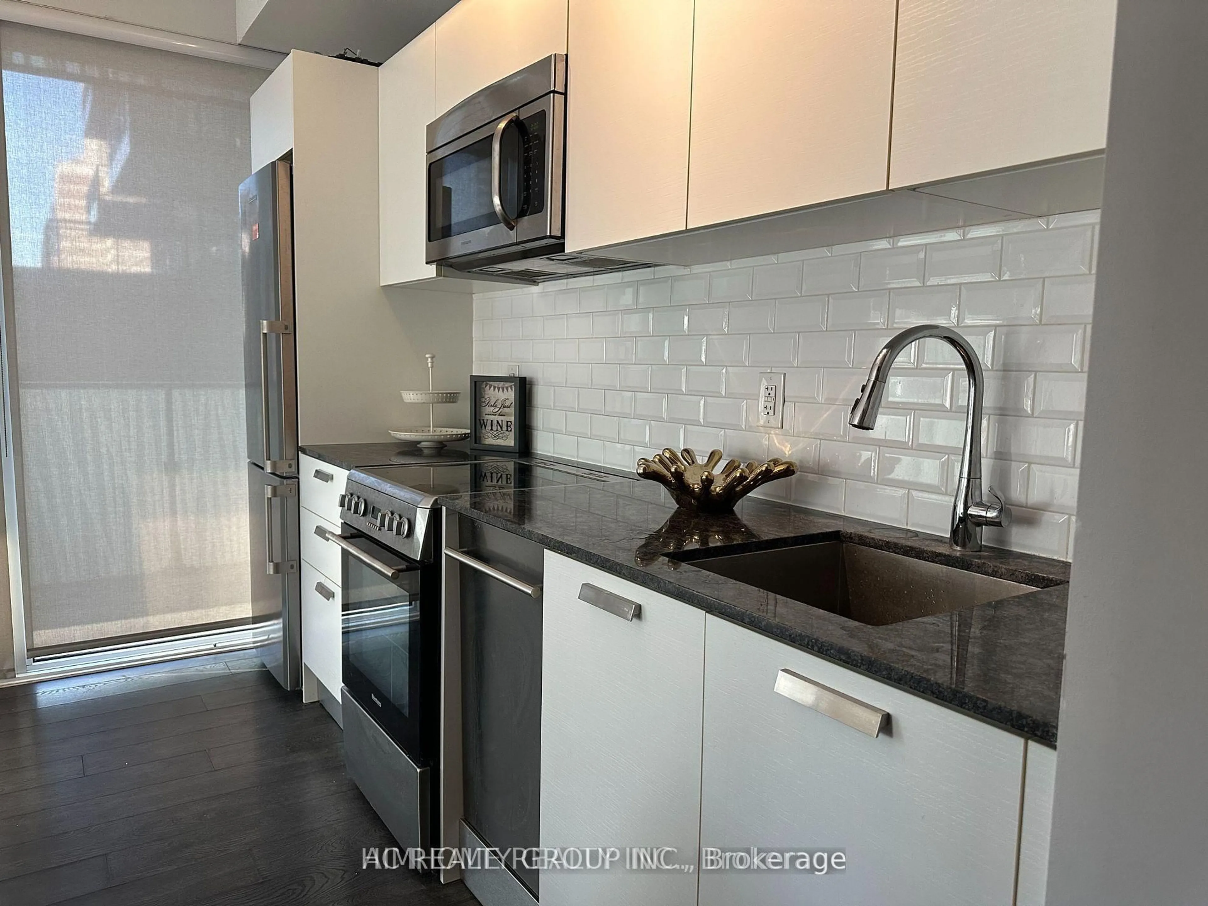 Standard kitchen, ceramic/tile floor for 42 Charles St #904, Toronto Ontario M4Y 0B7