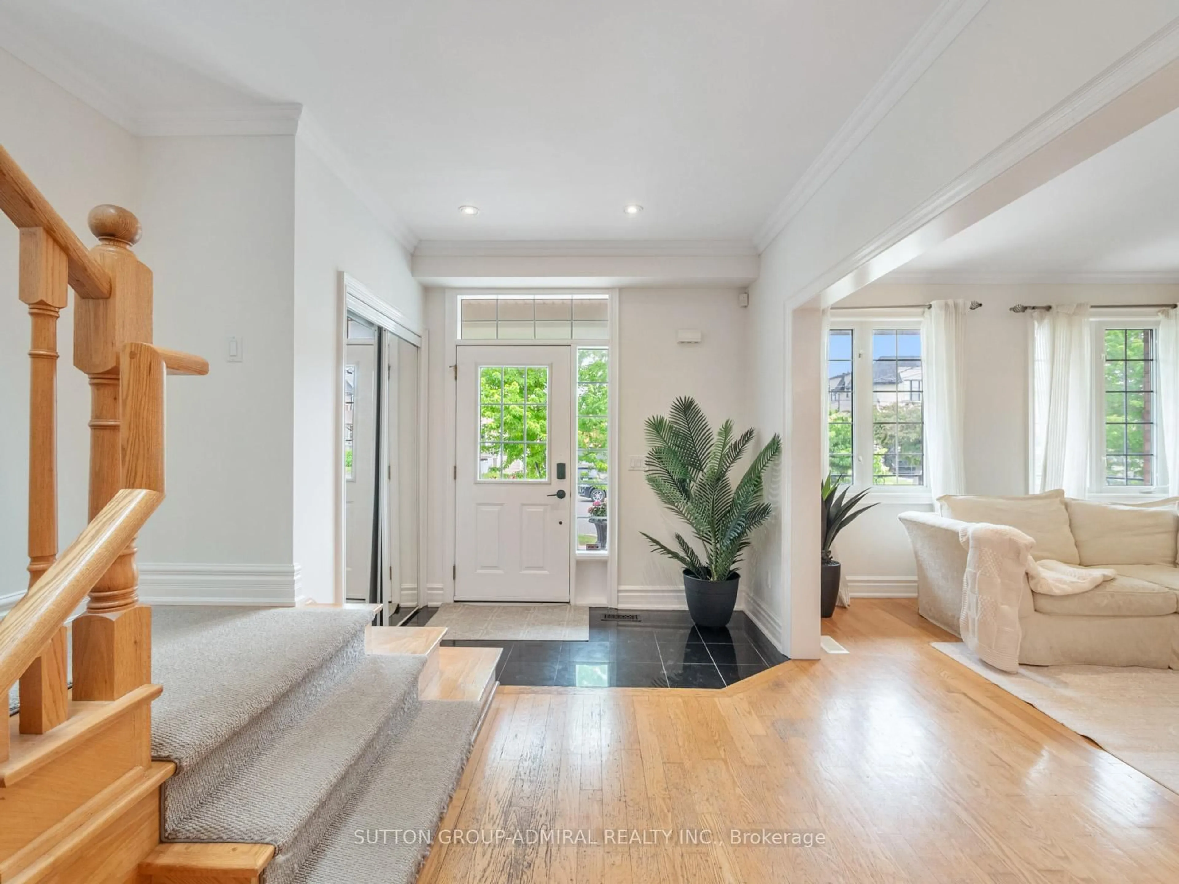Indoor entryway for 255 Cocksfield Ave, Toronto Ontario M3H 3T6