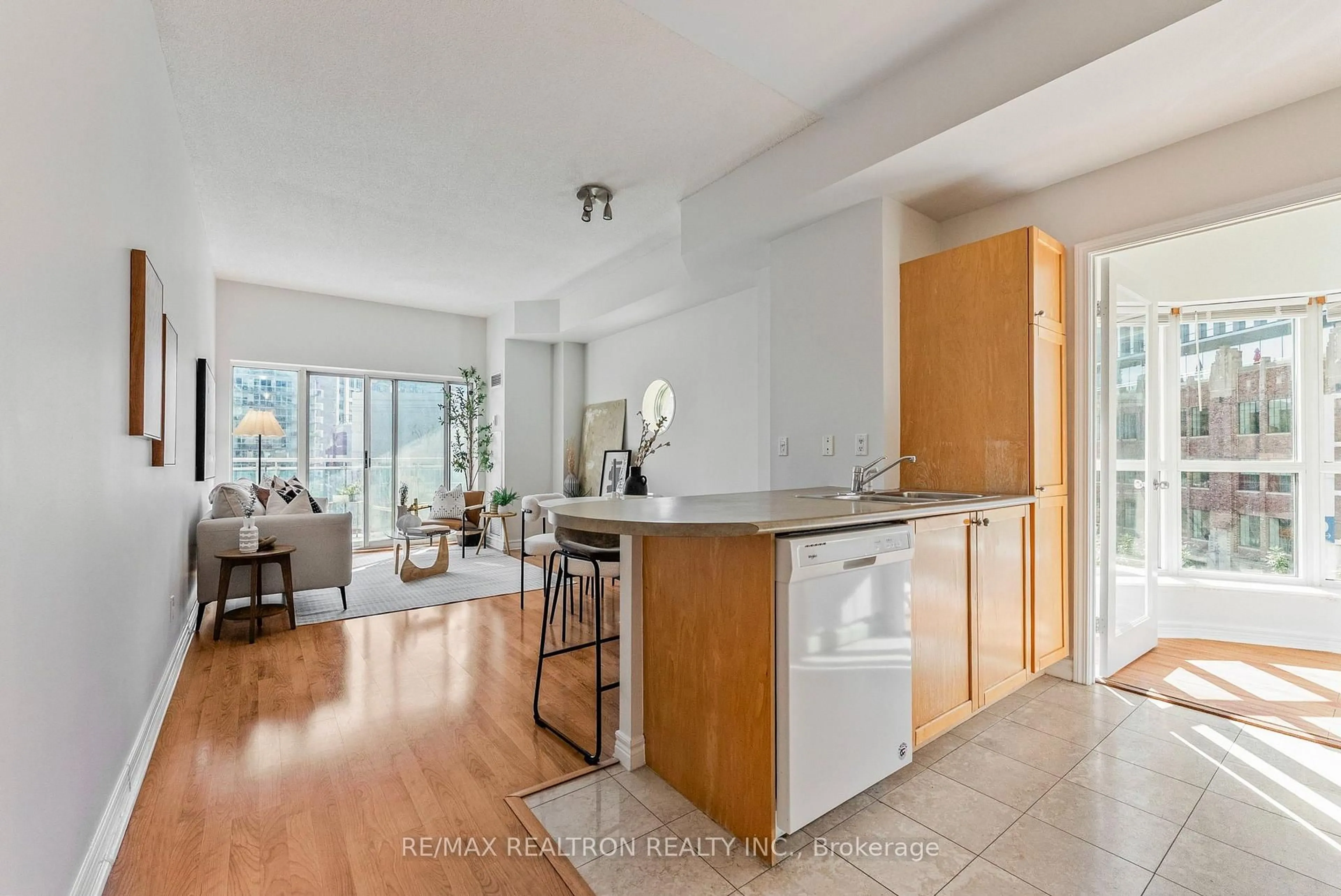 Open concept kitchen, unknown for 600 Queens Quay #619, Toronto Ontario M5V 3M3