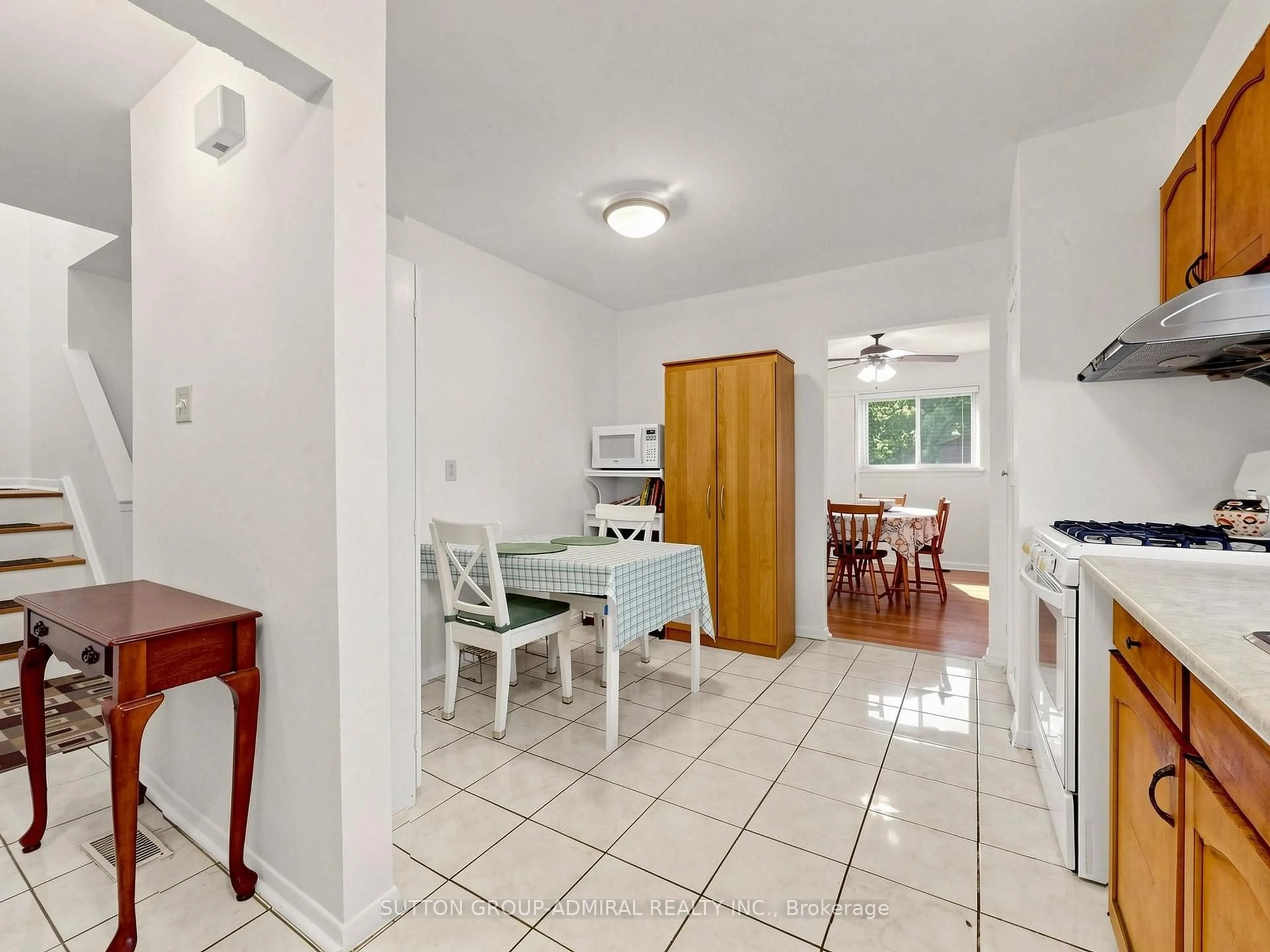 Standard kitchen, ceramic/tile floor for 126 Chelmsford Ave, Toronto Ontario M2R 2W4