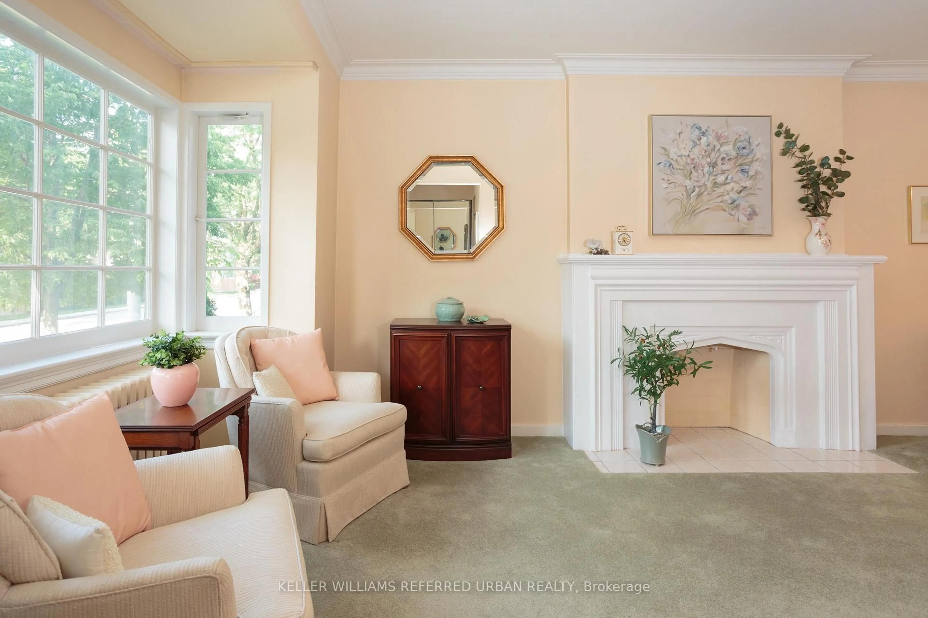 Living room with furniture, unknown for 345 Moore Ave, Toronto Ontario M4G 1E2