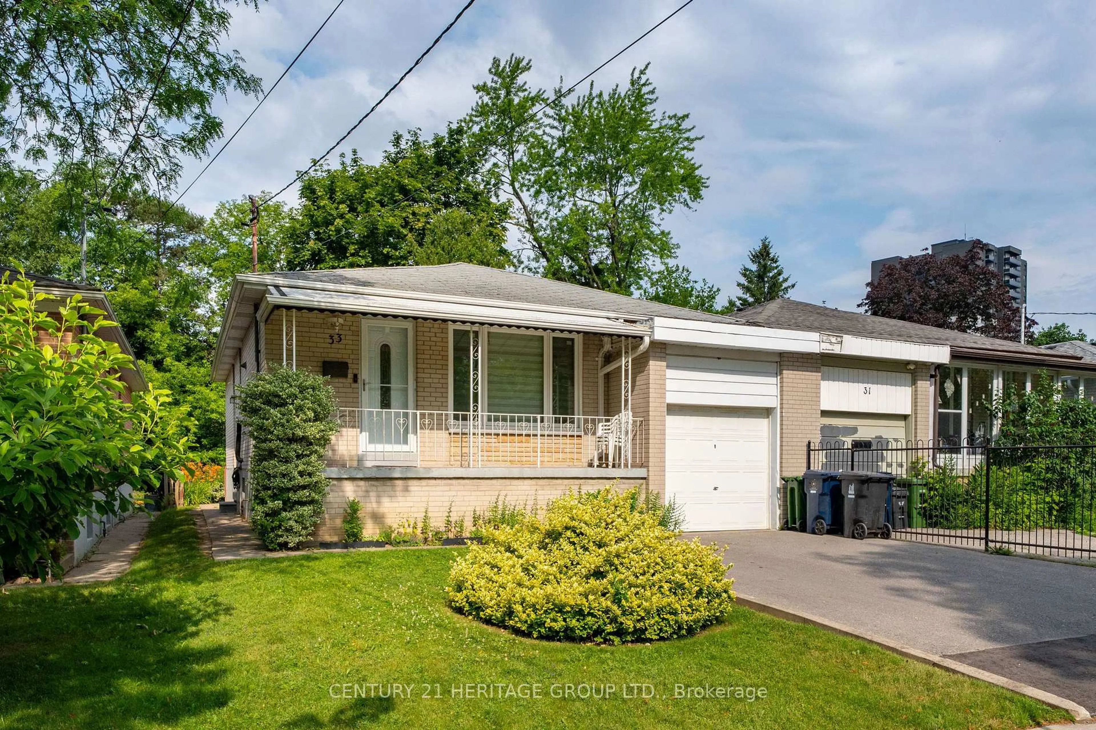 Home with vinyl exterior material, street for 33 Elise Terr, Toronto Ontario M2R 2W9