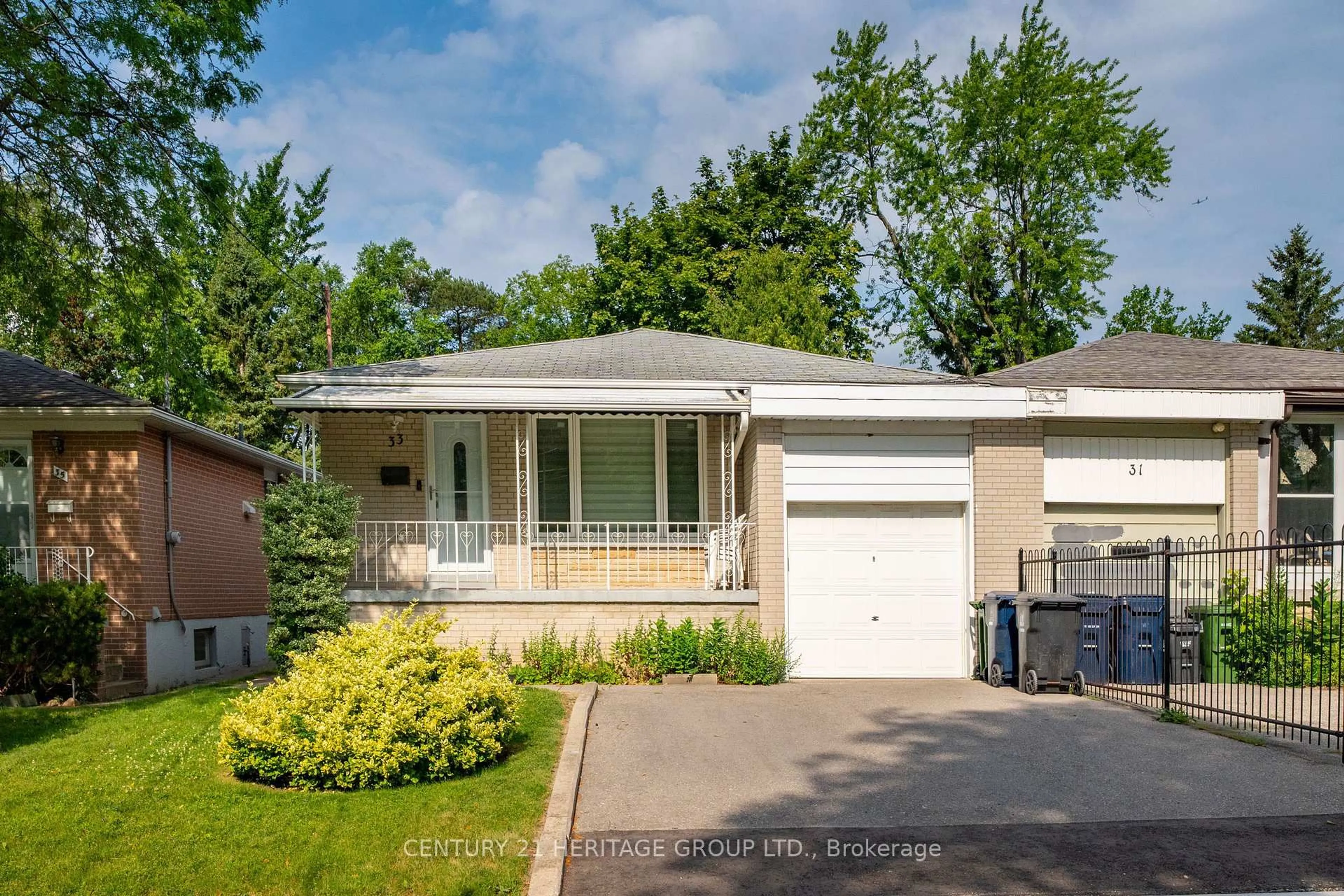 Home with vinyl exterior material, street for 33 Elise Terr, Toronto Ontario M2R 2W9