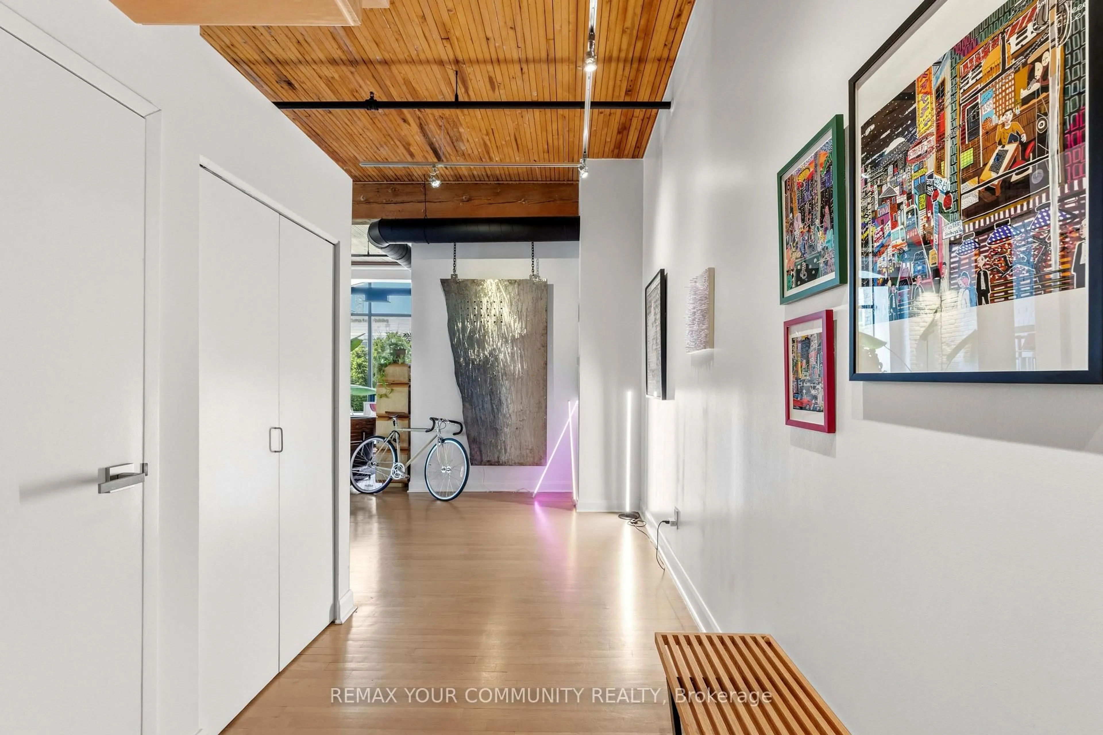 Indoor entryway for 993 Queen St #301, Toronto Ontario M6J 1H2
