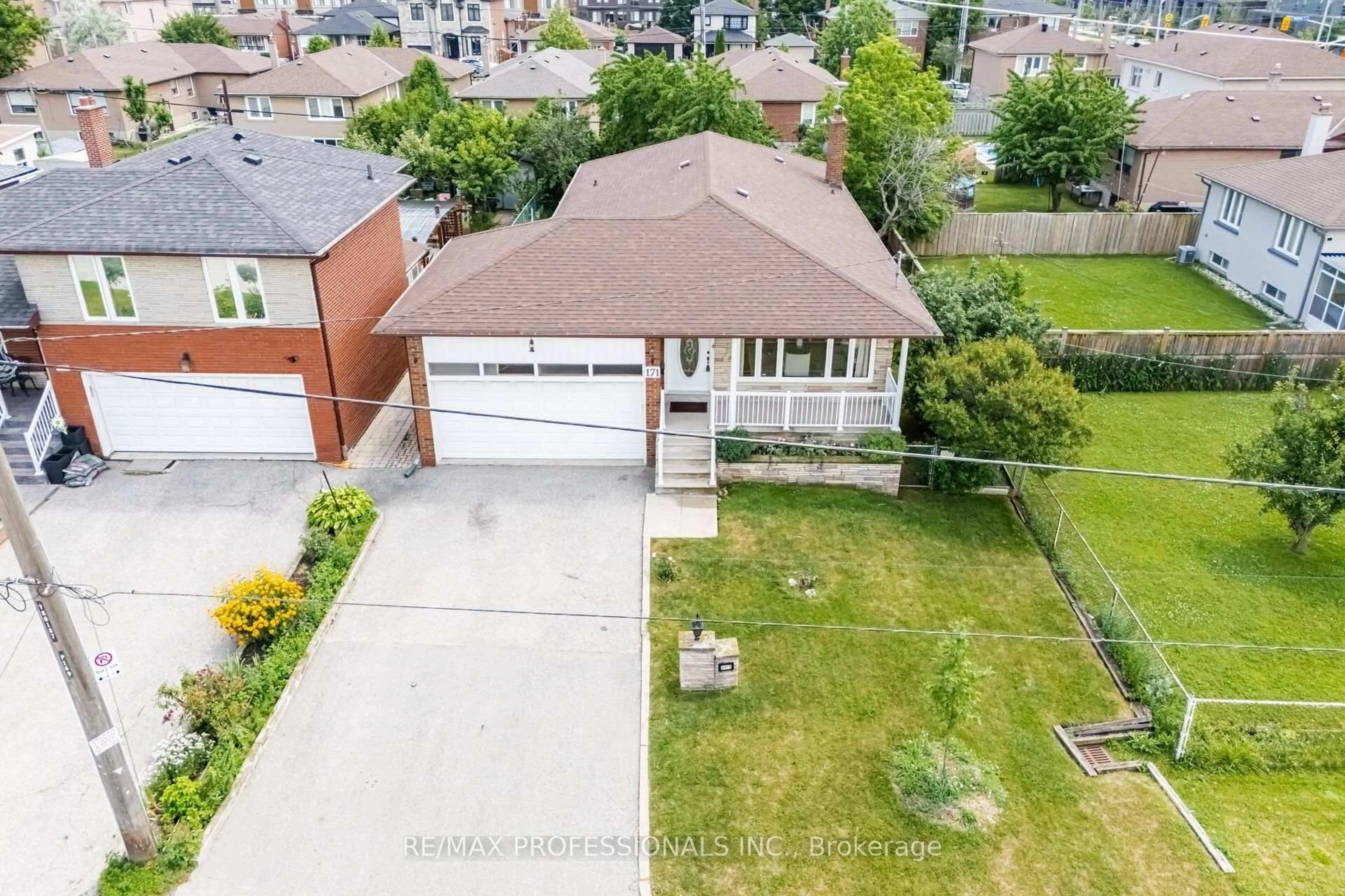 A pic from outside/outdoor area/front of a property/back of a property/a pic from drone, street for 171 Regina Ave, Toronto Ontario M6A 1R9