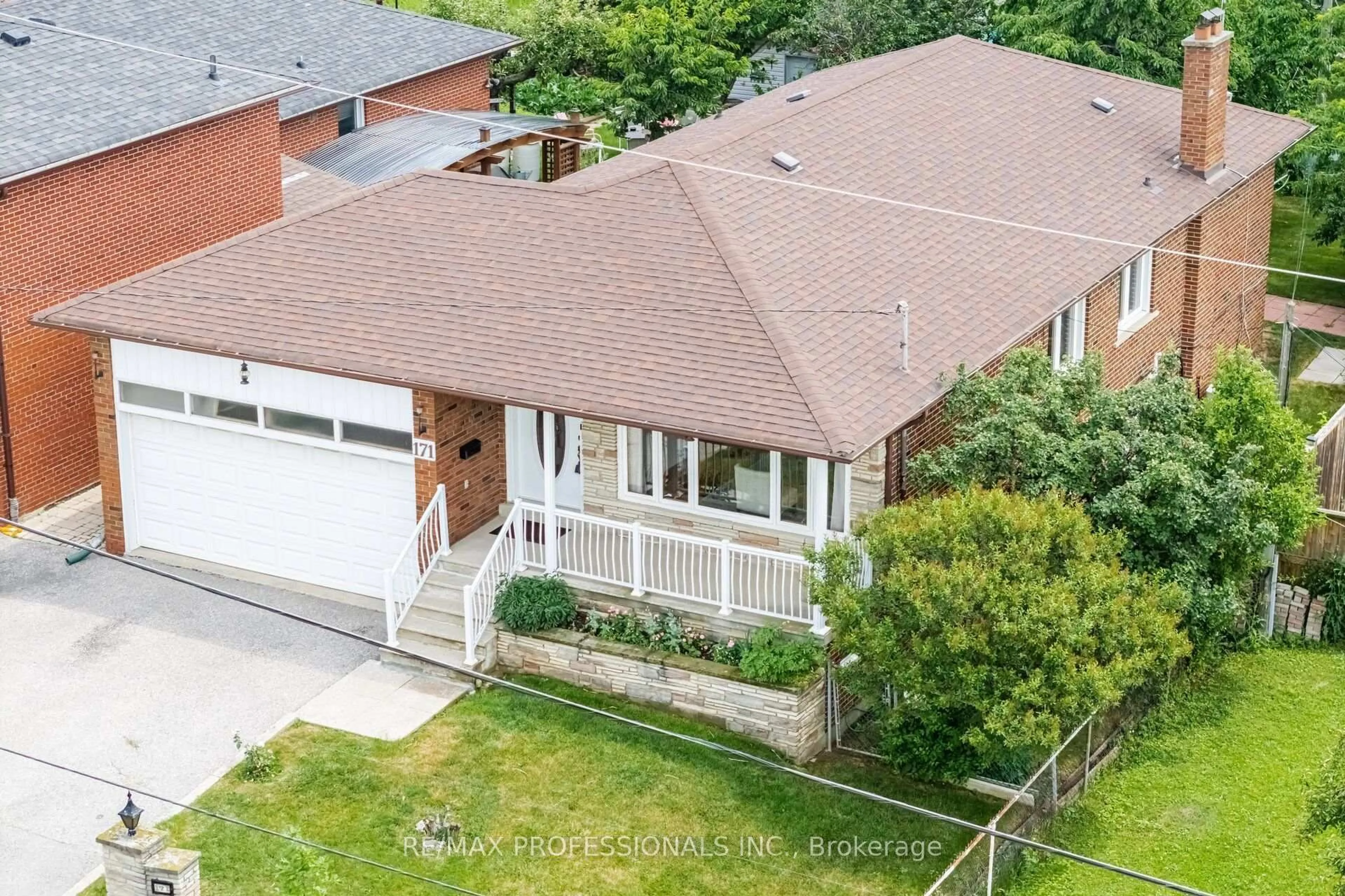 A pic from outside/outdoor area/front of a property/back of a property/a pic from drone, street for 171 Regina Ave, Toronto Ontario M6A 1R9