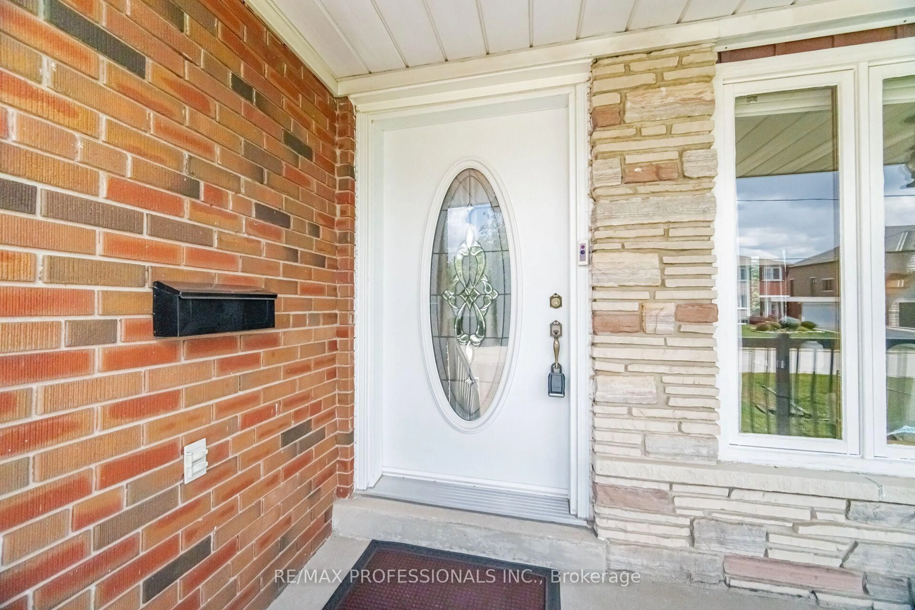 Indoor entryway for 171 Regina Ave, Toronto Ontario M6A 1R9