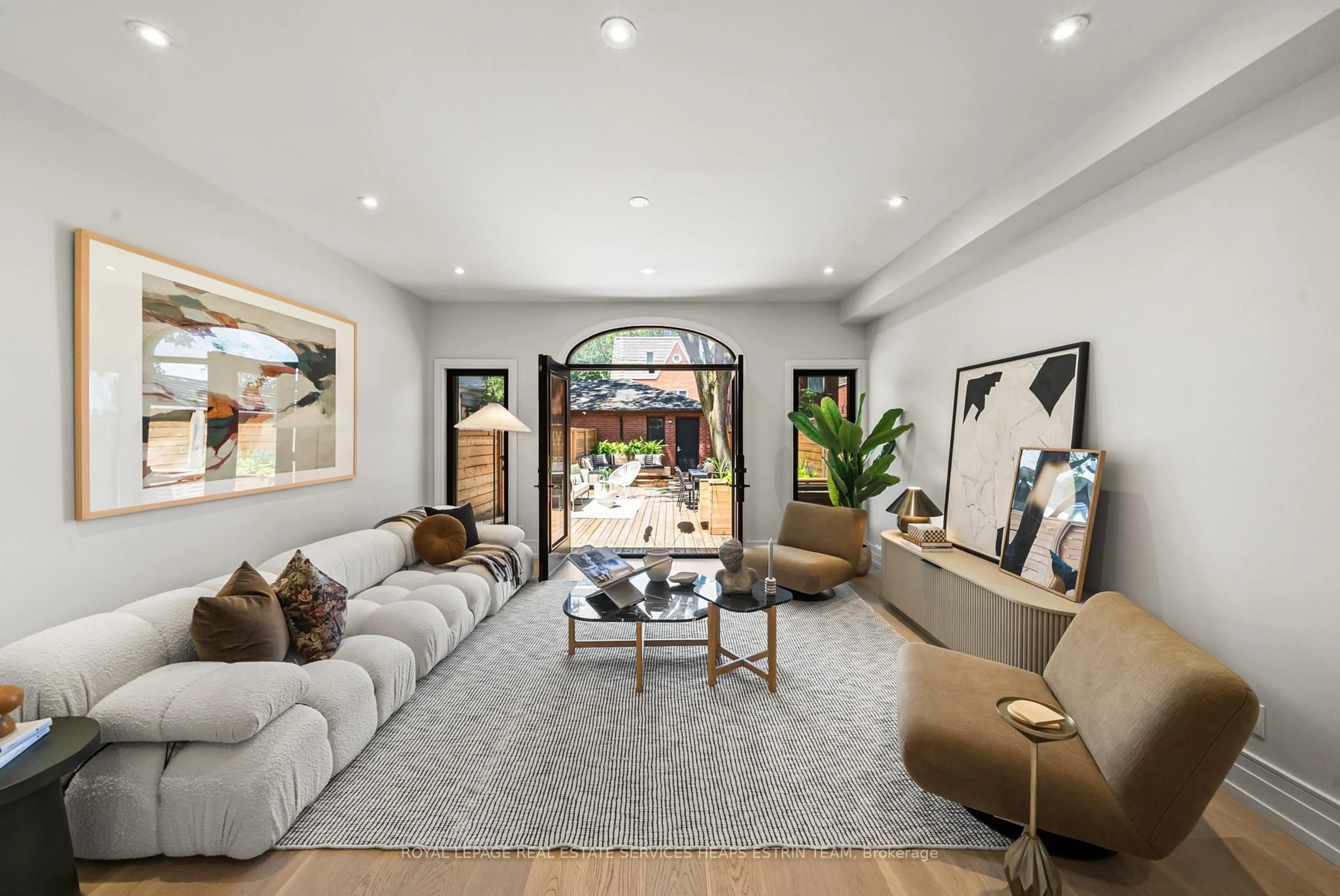 Living room with furniture, unknown for 38 Shaftesbury Ave, Toronto Ontario M4T 1A2