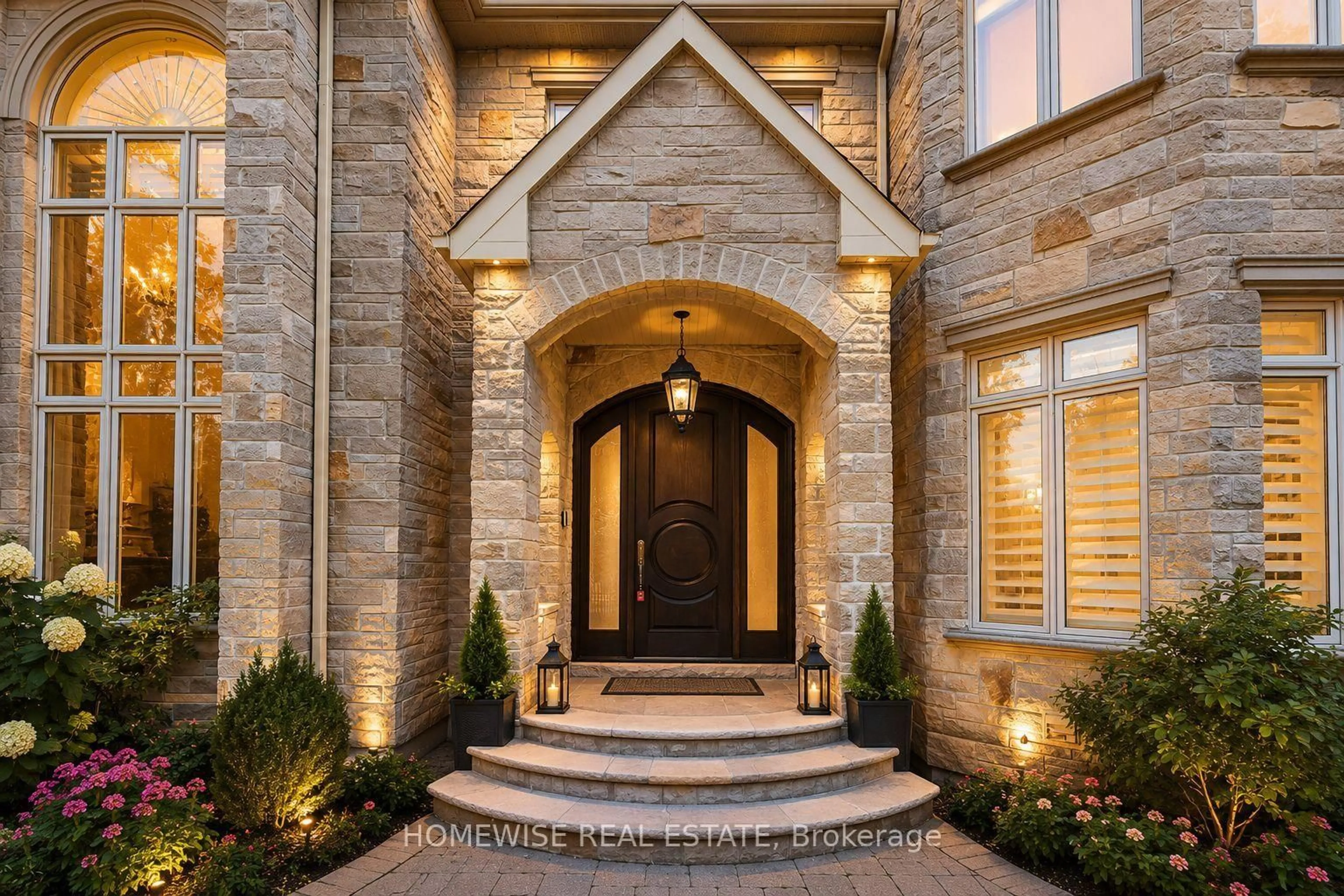 Indoor entryway for 2706 Bayview Ave, Toronto Ontario M2L 1B9