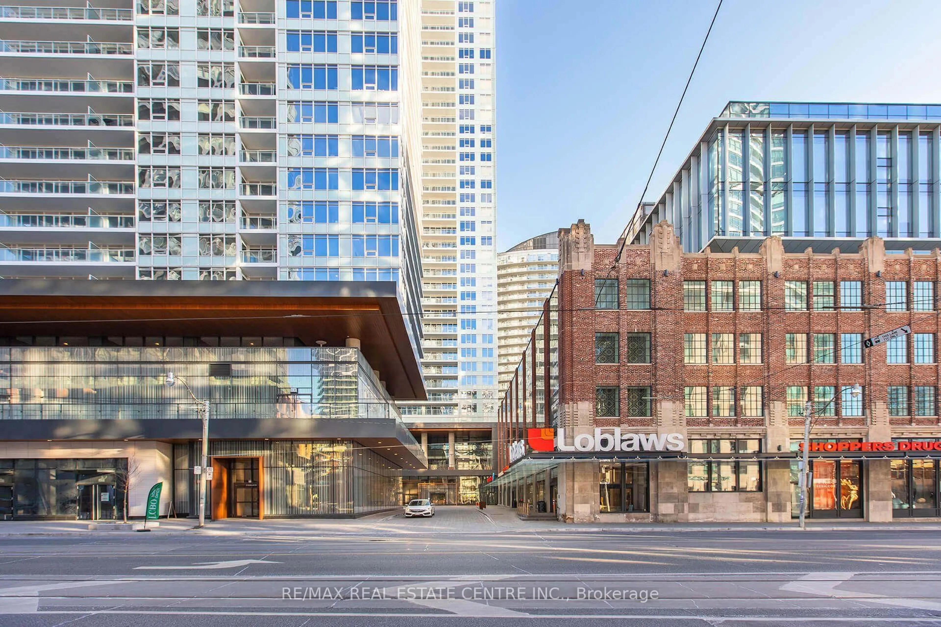 Indoor foyer for 19 Bathurst St #812, Toronto Ontario M5V 0N2