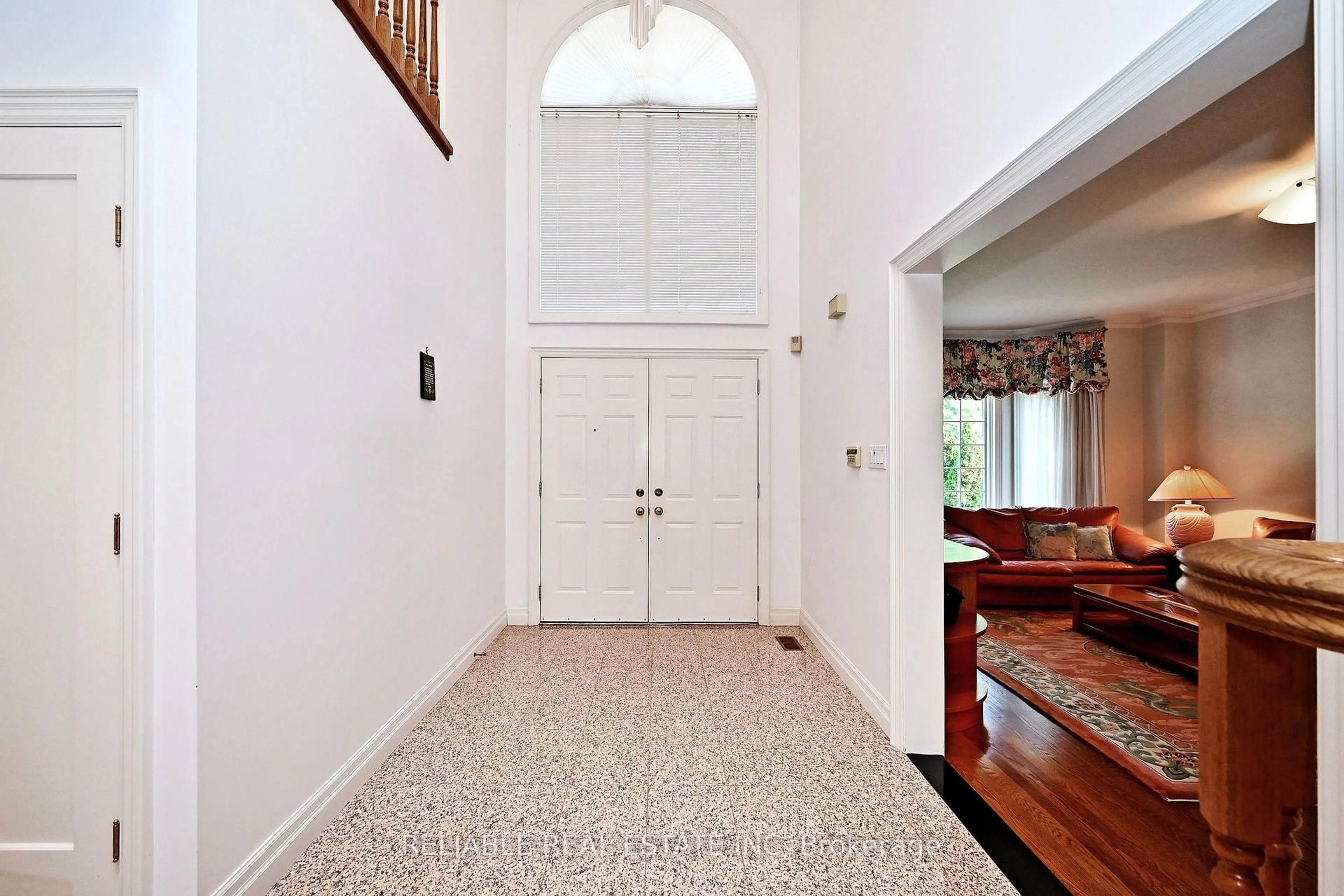 Indoor foyer for 209 Alfred Ave, Toronto Ontario M2N 3J5