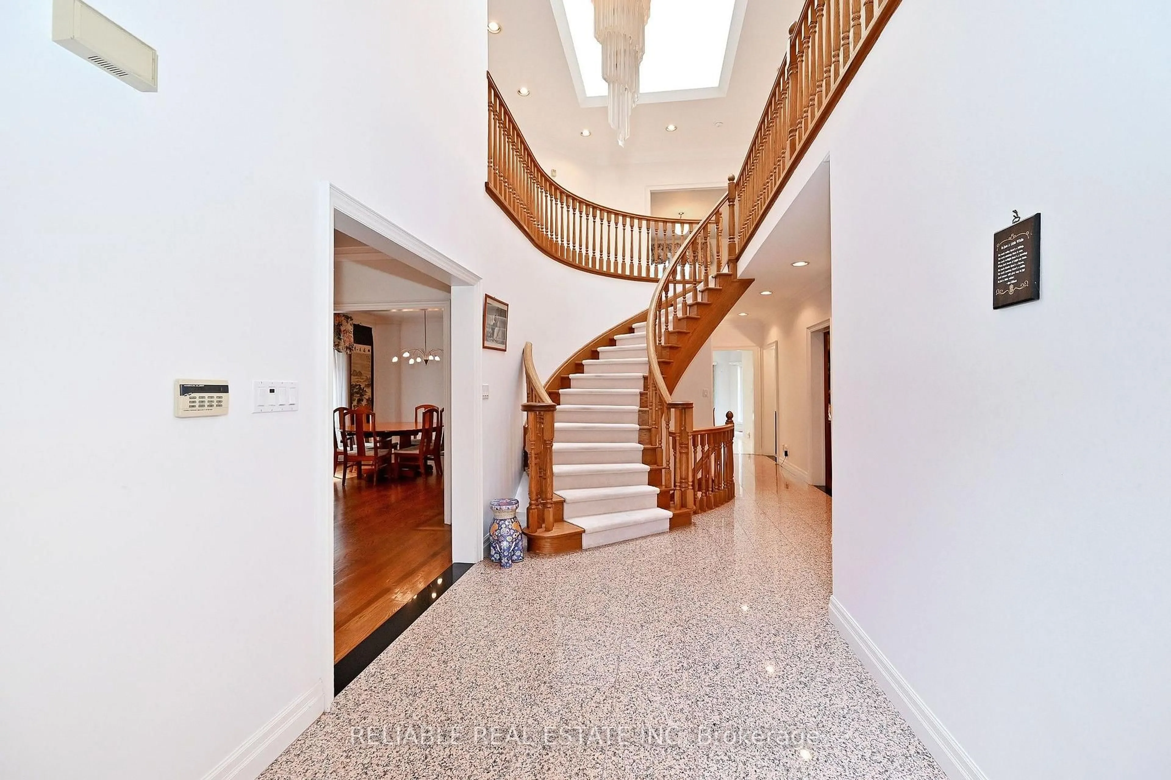 Indoor foyer for 209 Alfred Ave, Toronto Ontario M2N 3J5