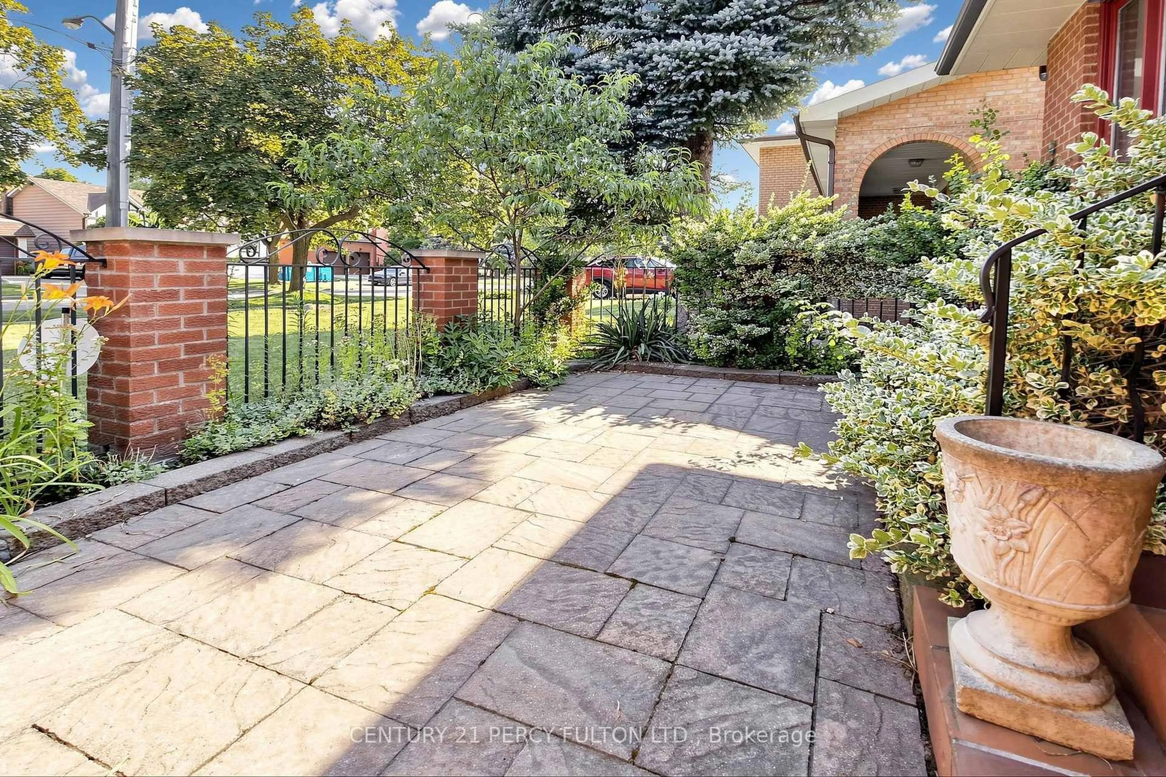 Patio, street for 29 Ernest Ave, Toronto Ontario M2J 3T4