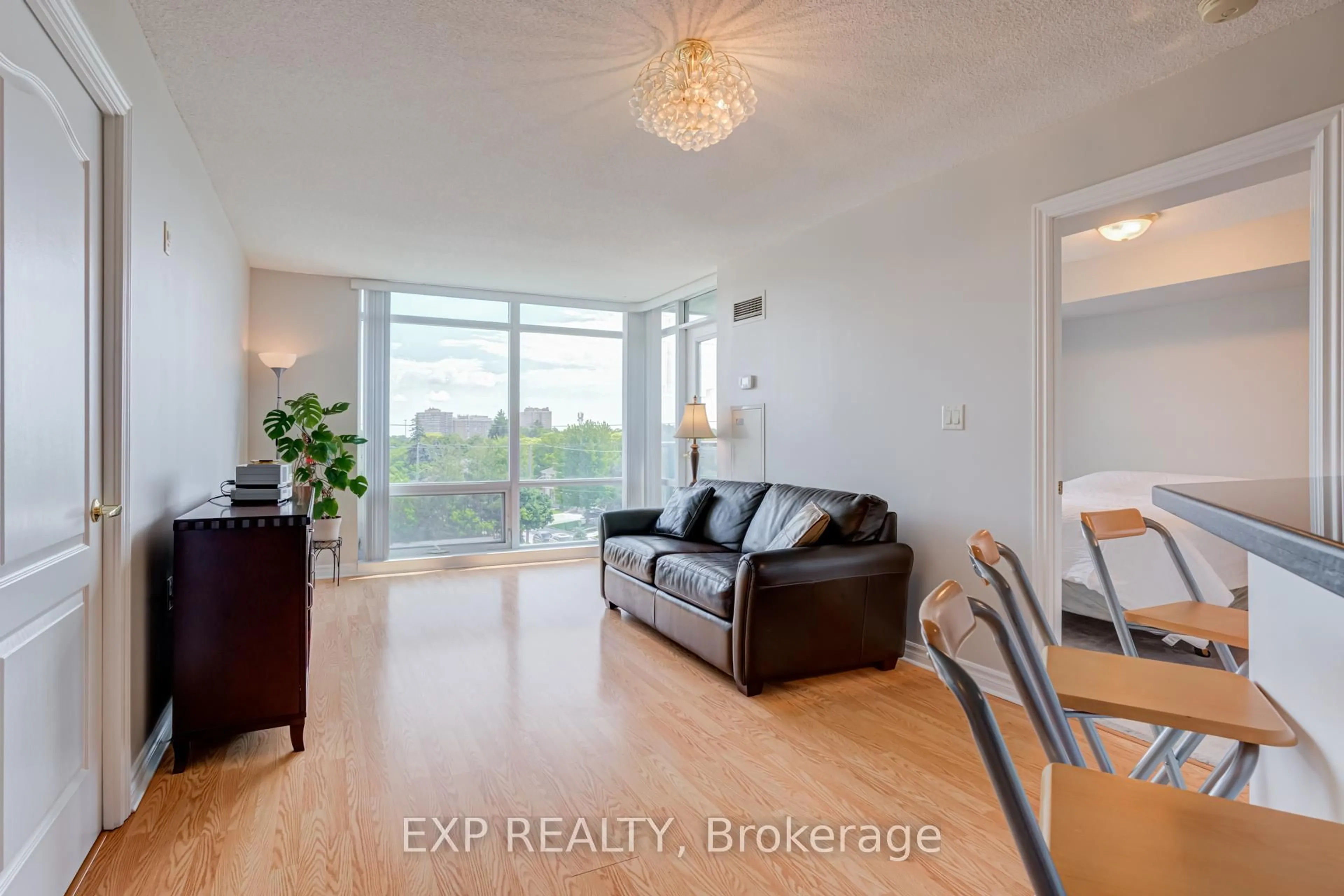 Living room with furniture, wood/laminate floor for 3840 Bathurst St #506, Toronto Ontario M3H 6C6