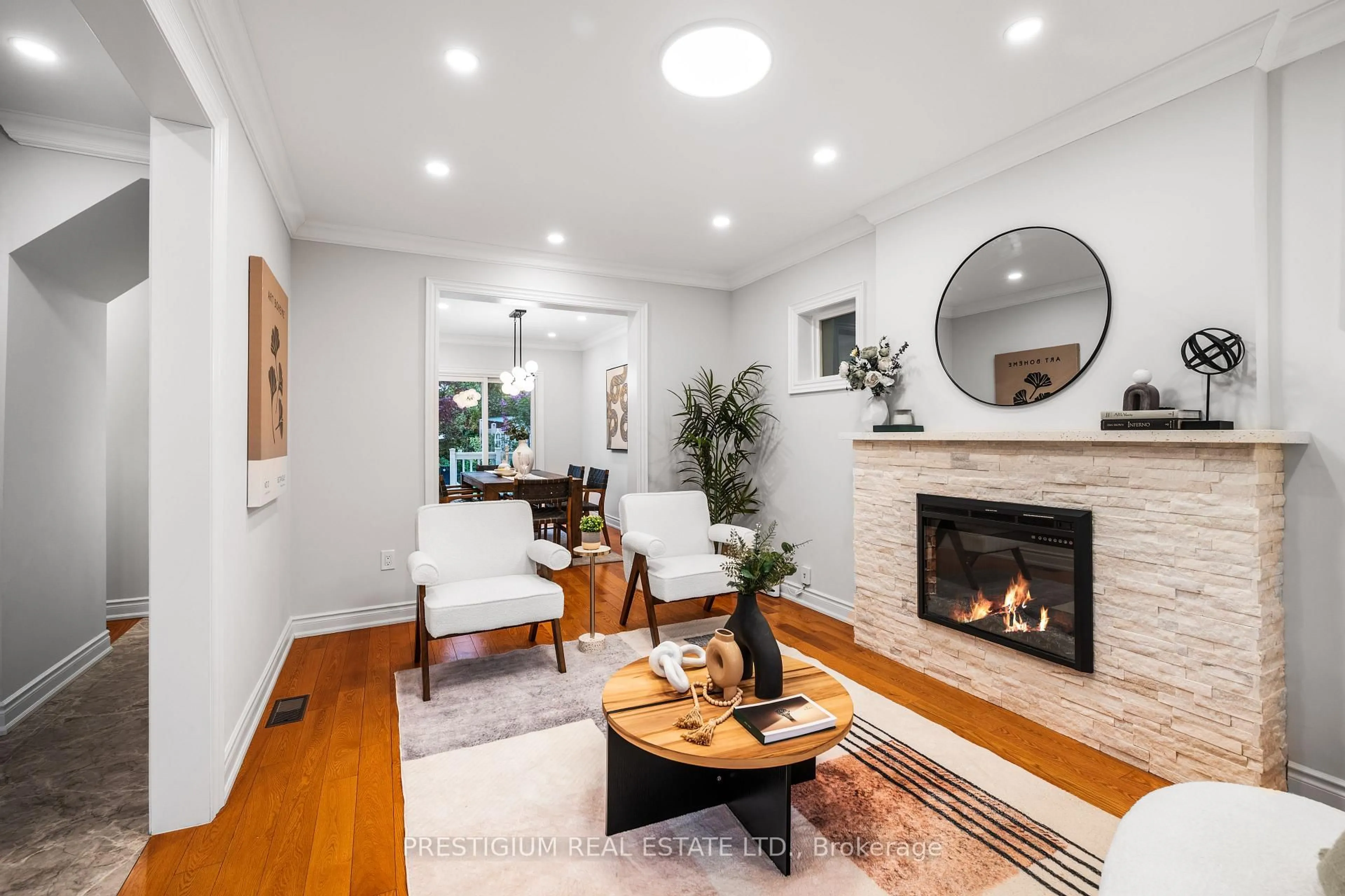 Living room with furniture, unknown for 556 Davisville Ave, Toronto Ontario M4S 1J5