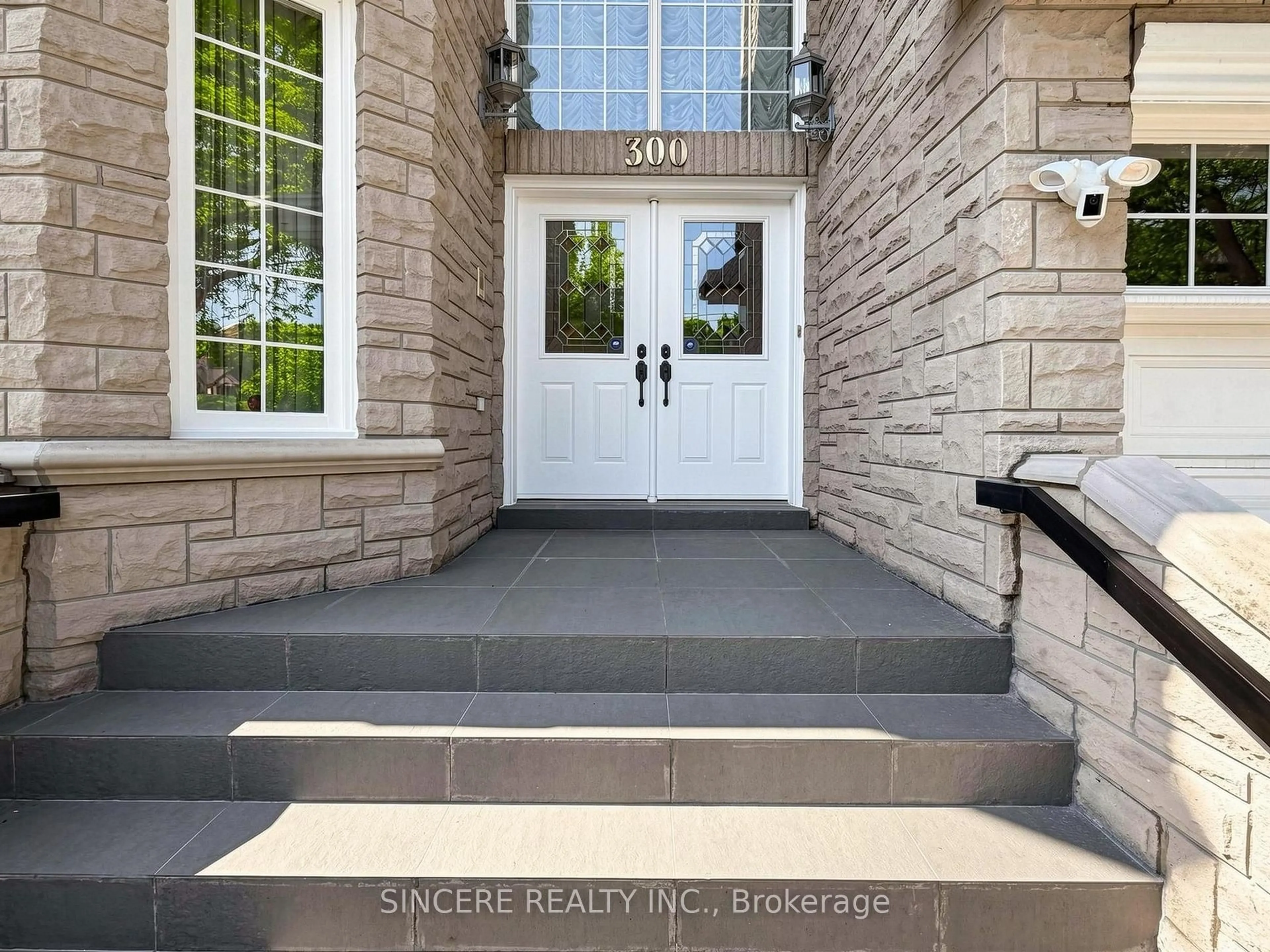 Indoor entryway for 300 Parkview Ave, Toronto Ontario M2N 3Z4