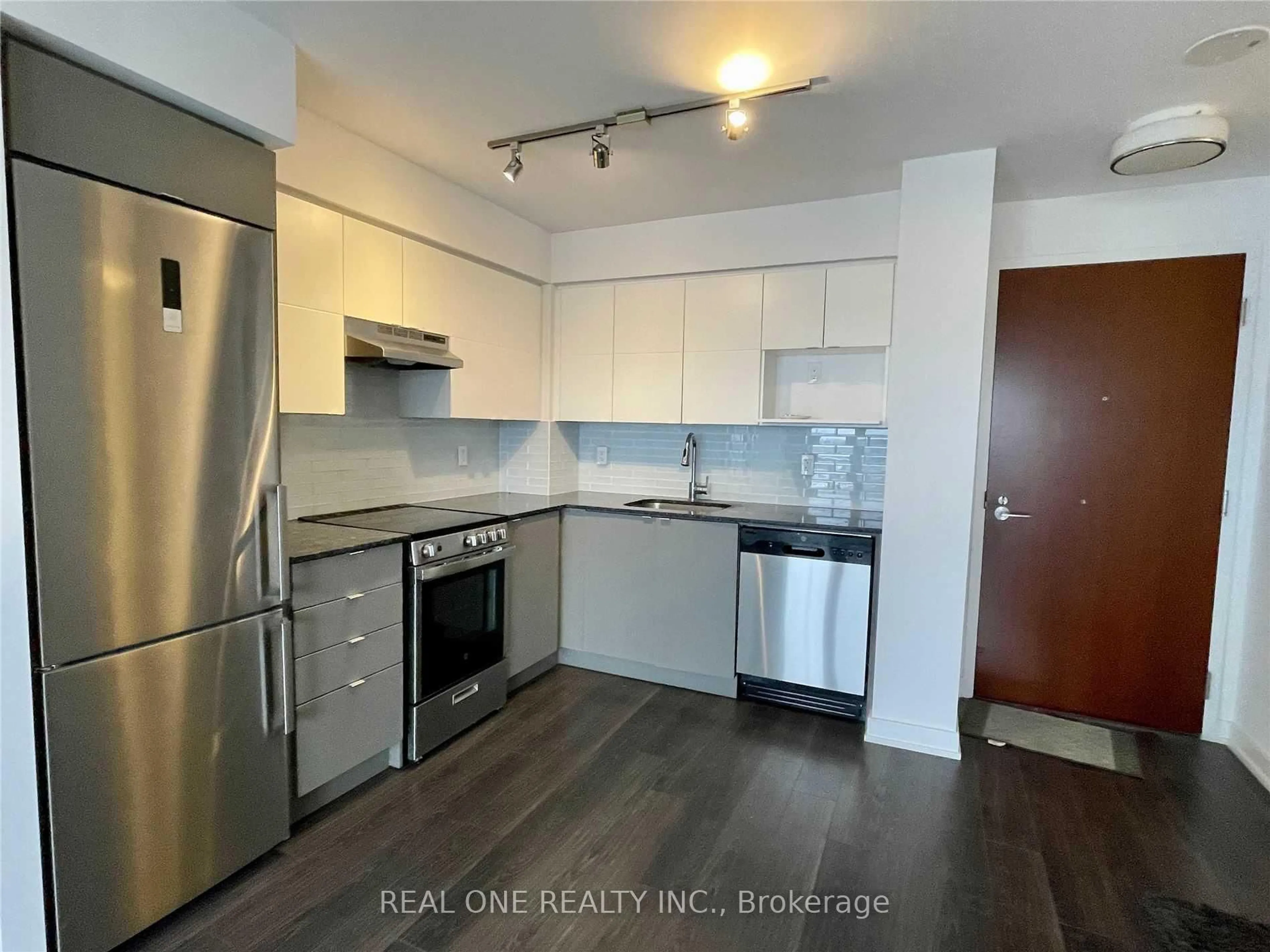 Standard kitchen, wood/laminate floor for 120 Varna Dr #914, Toronto Ontario M6A 0B3