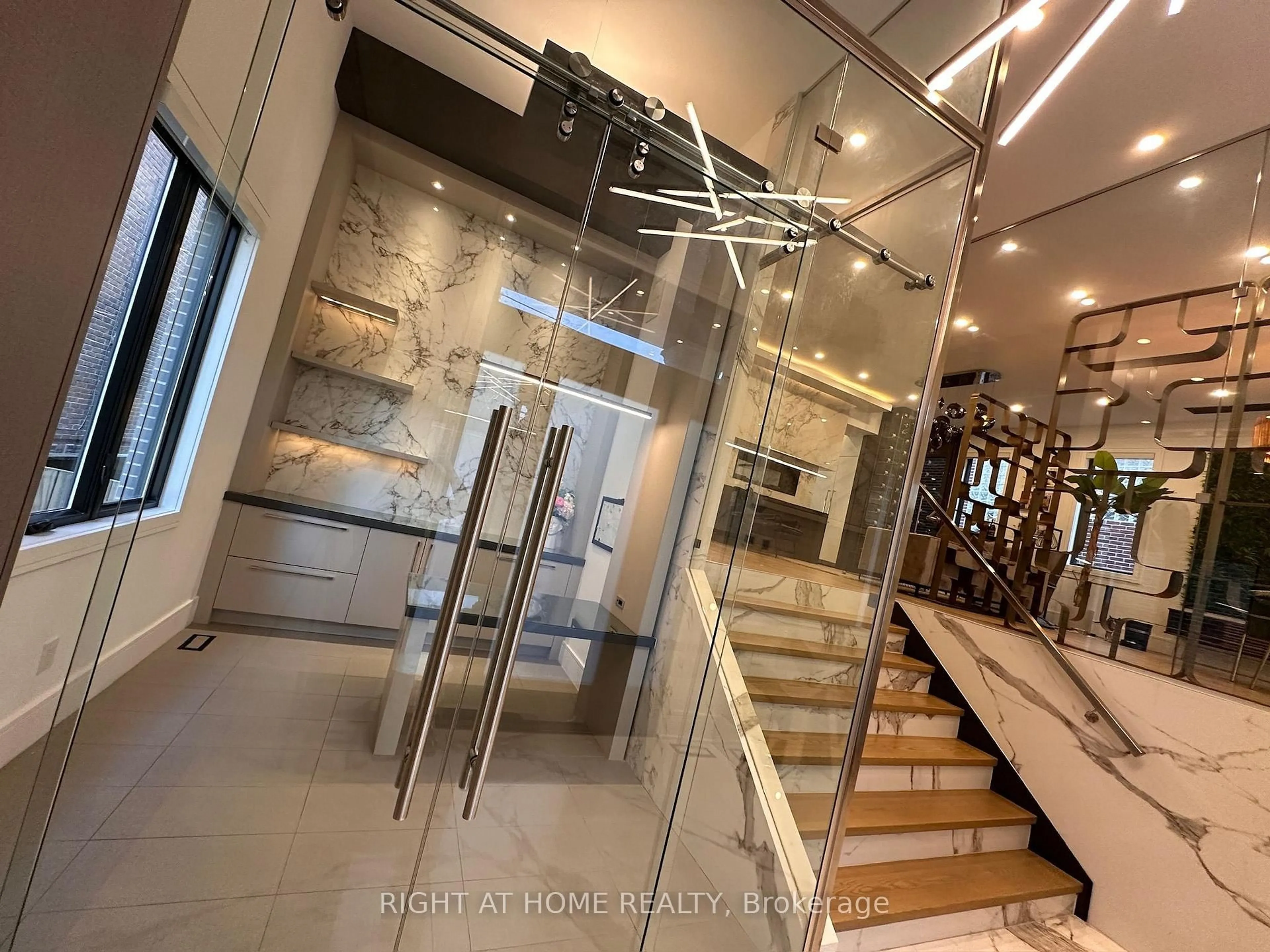 Indoor foyer for 75 Dunblaine Ave, Toronto Ontario M5M 2S2