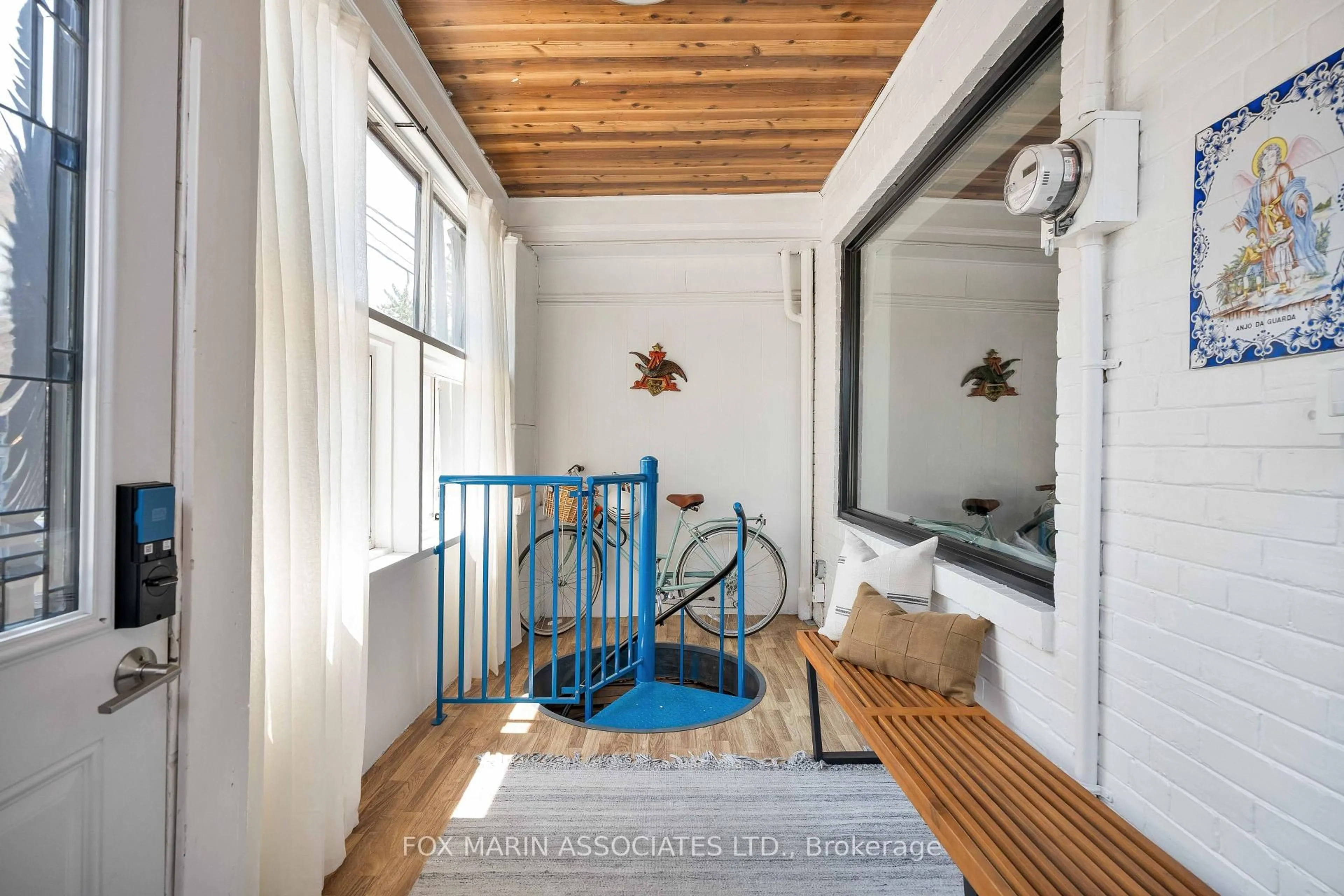 Indoor entryway for 112 Wolseley St, Toronto Ontario M6J 1K2