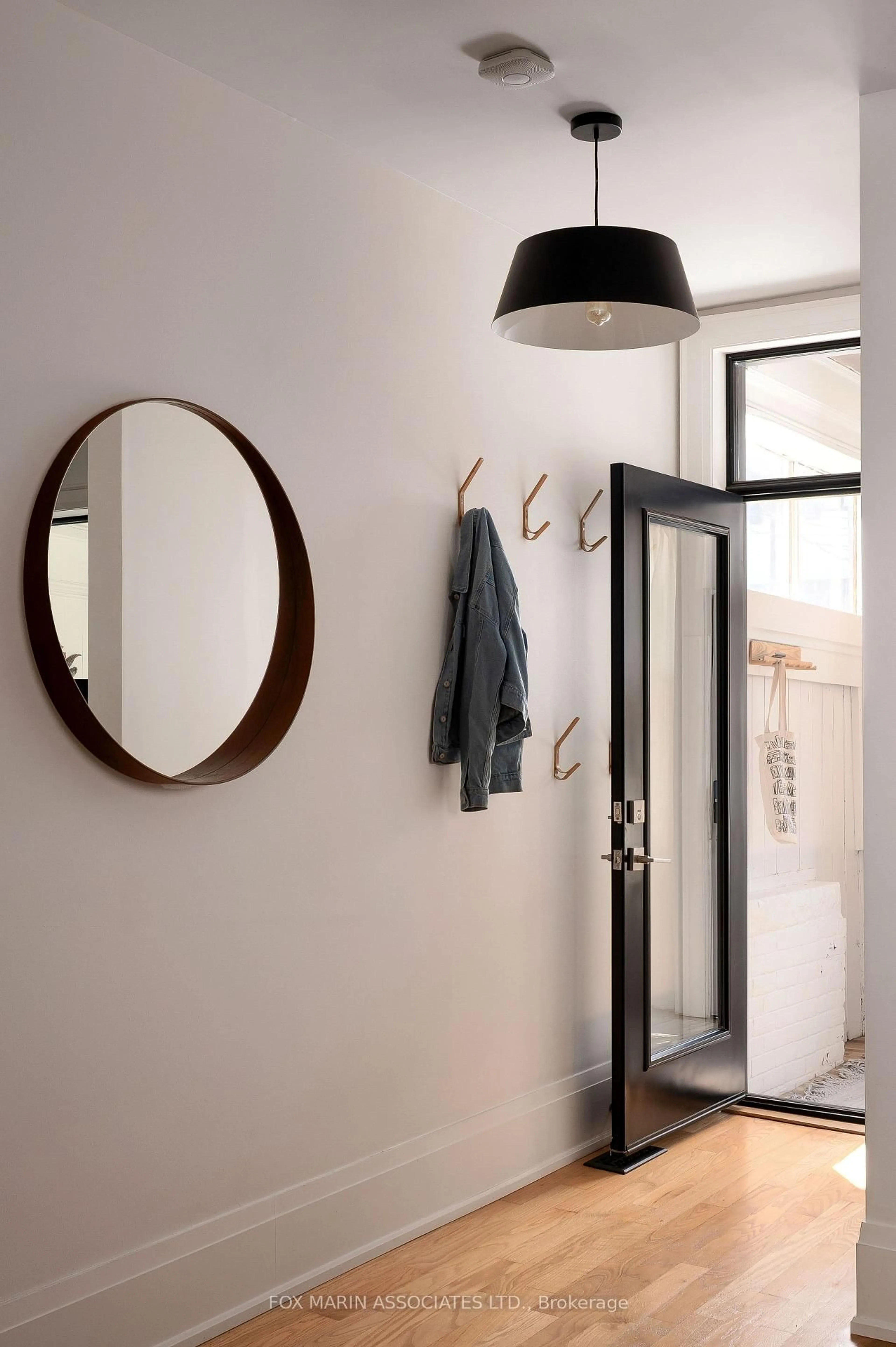 Indoor entryway for 112 Wolseley St, Toronto Ontario M6J 1K2